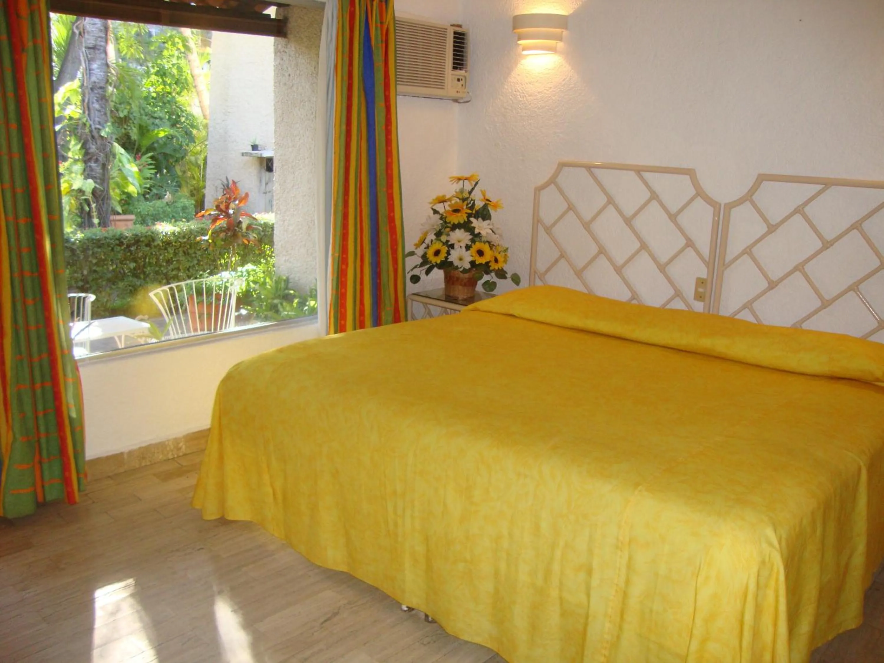 Bed in Sands Acapulco Hotel & Bungalows