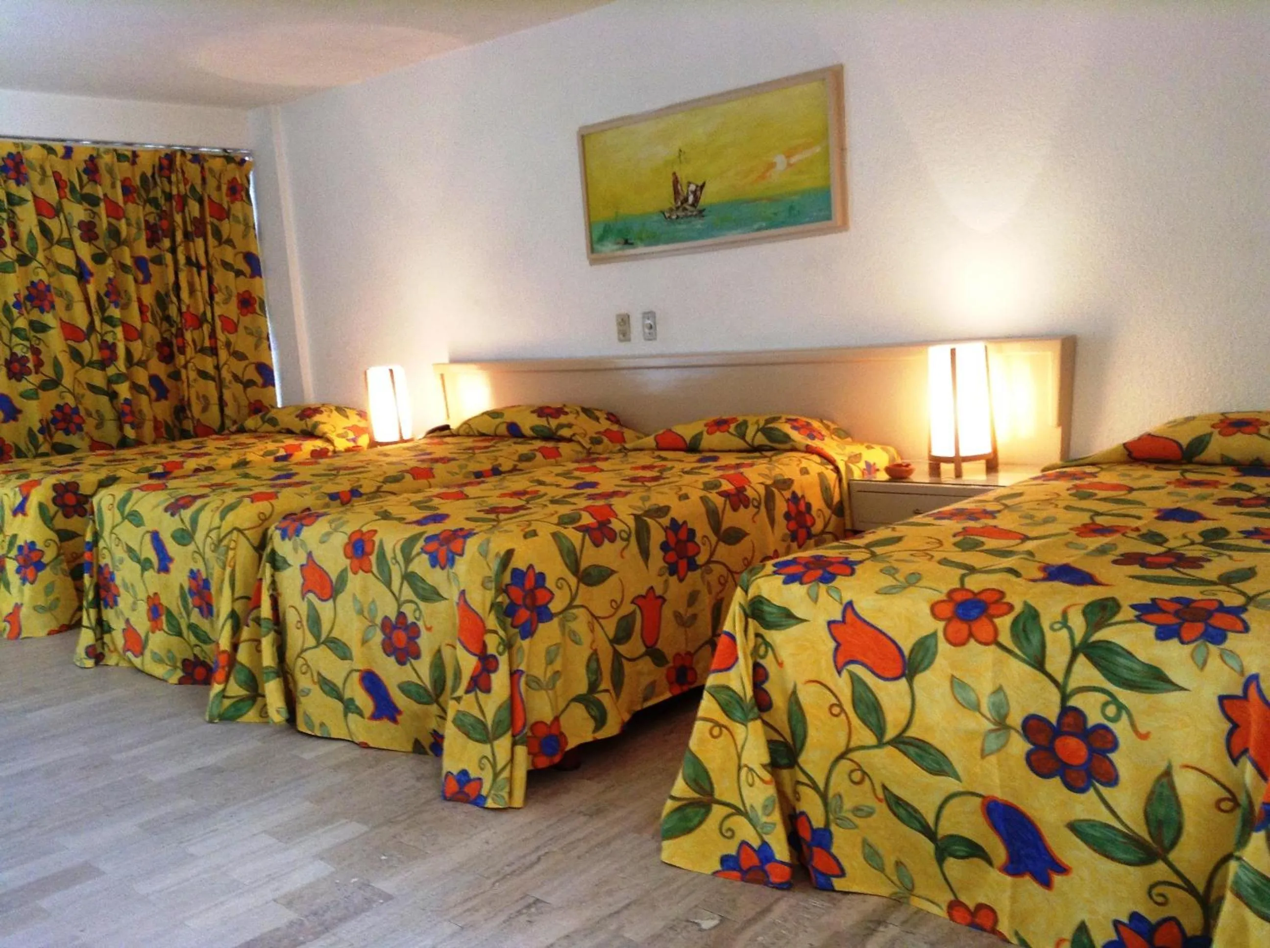 Bed in Sands Acapulco Hotel & Bungalows