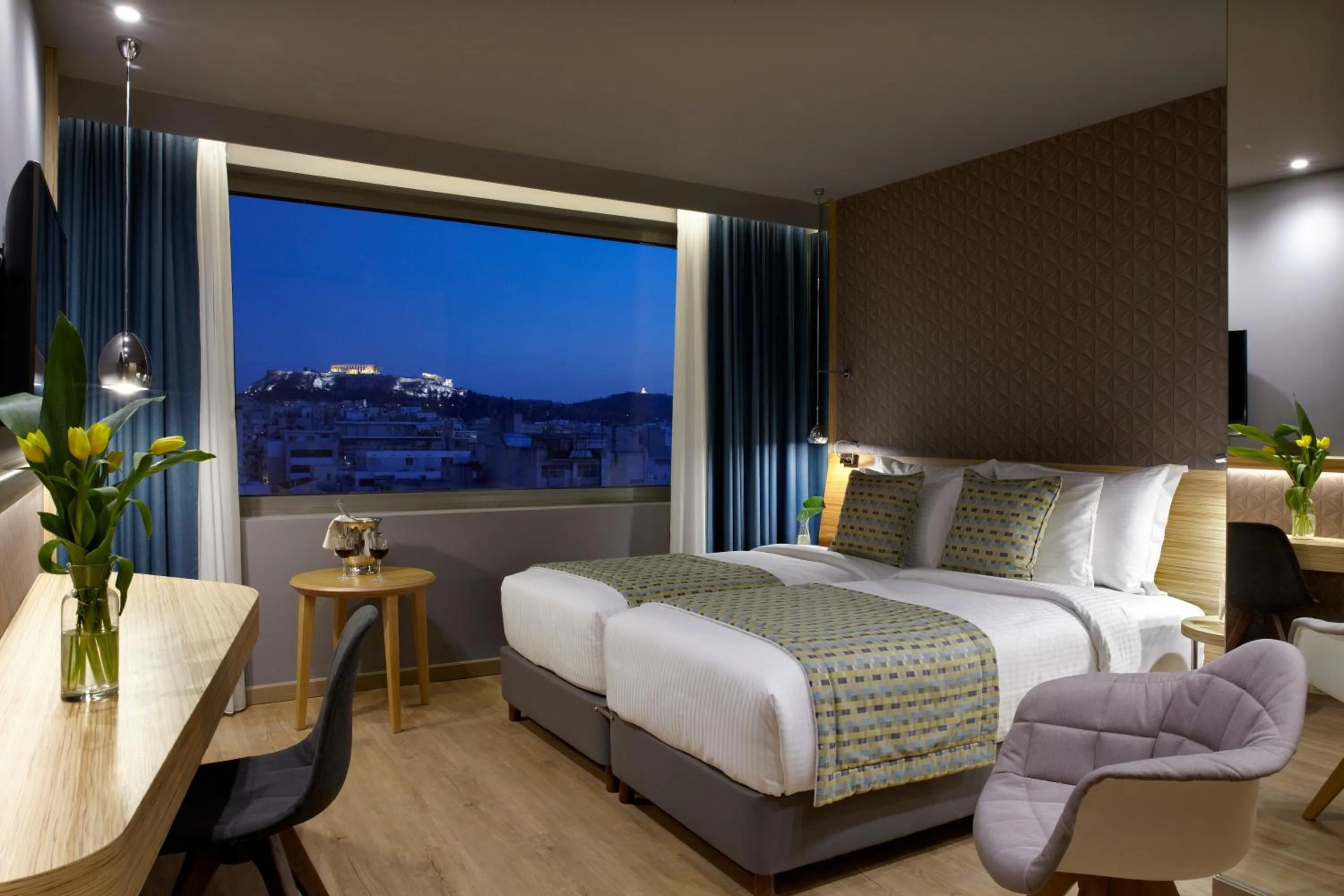 Bed in Zeus Wyndham Grand Athens