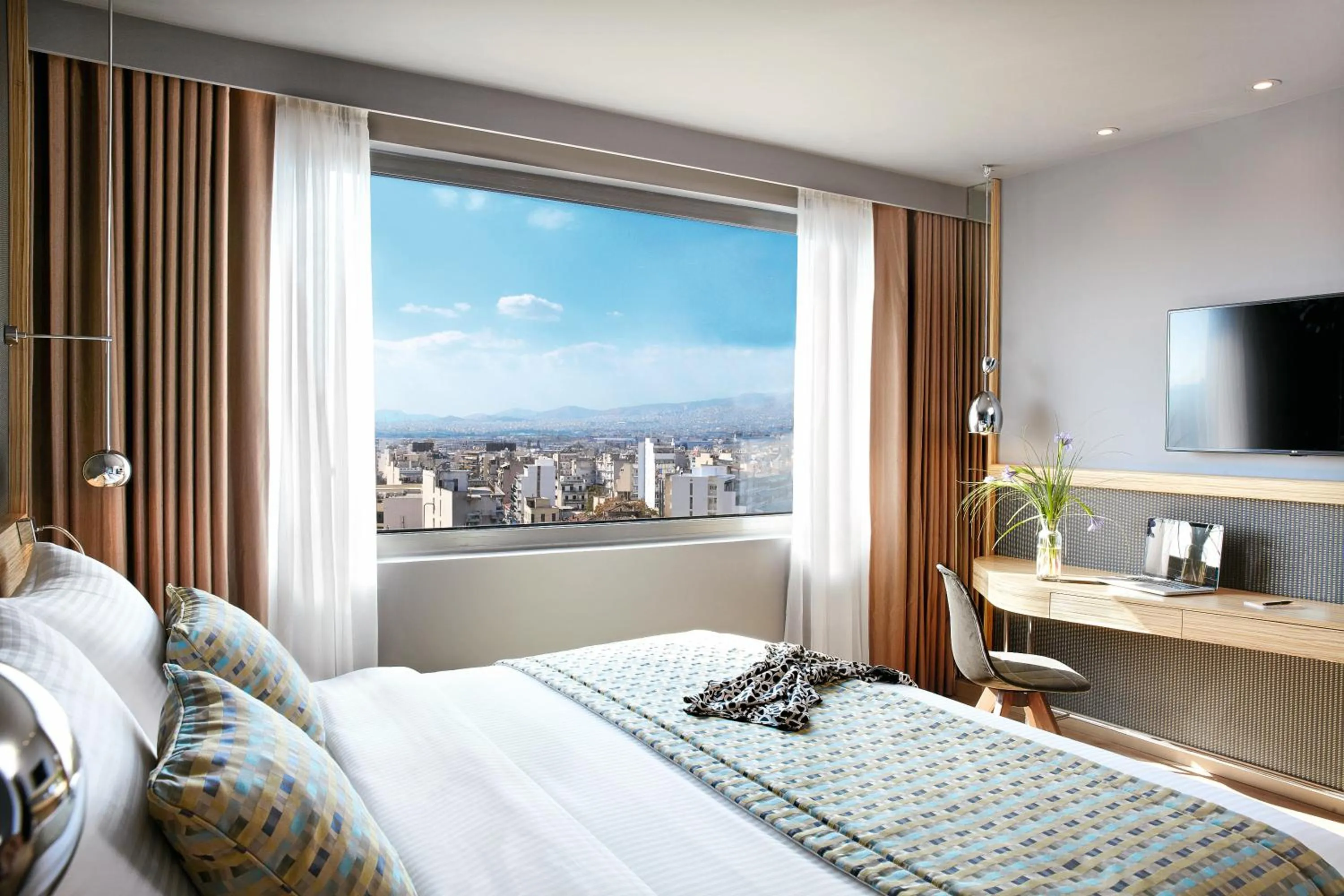 Bedroom, Bed in Zeus Wyndham Grand Athens