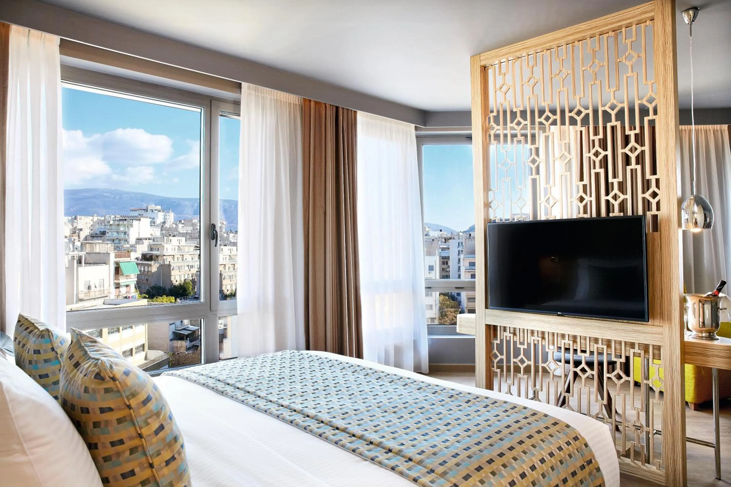 TV and multimedia, Bed in Zeus Wyndham Grand Athens