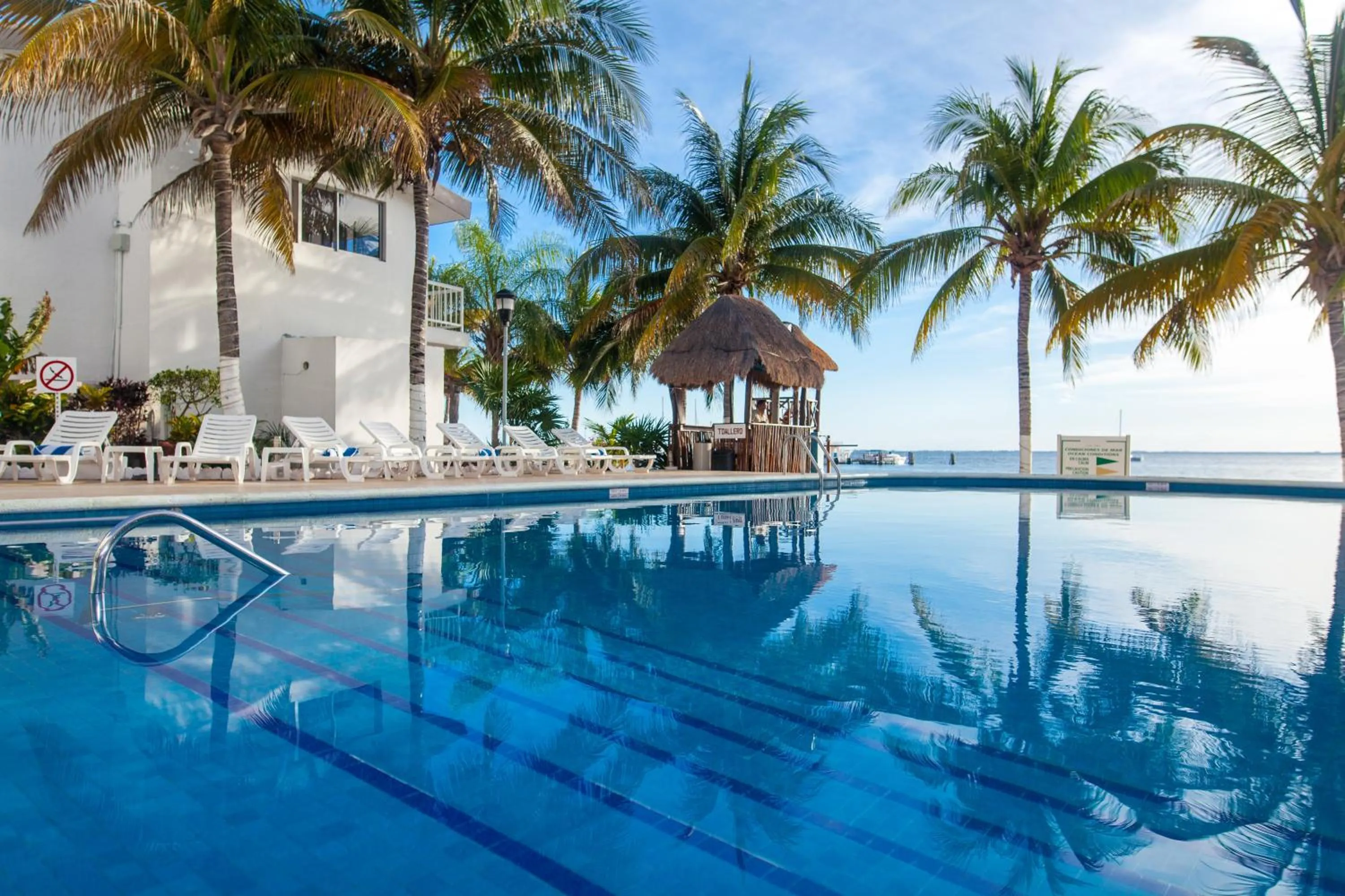 Swimming Pool in Ocean View Cancun Arenas
