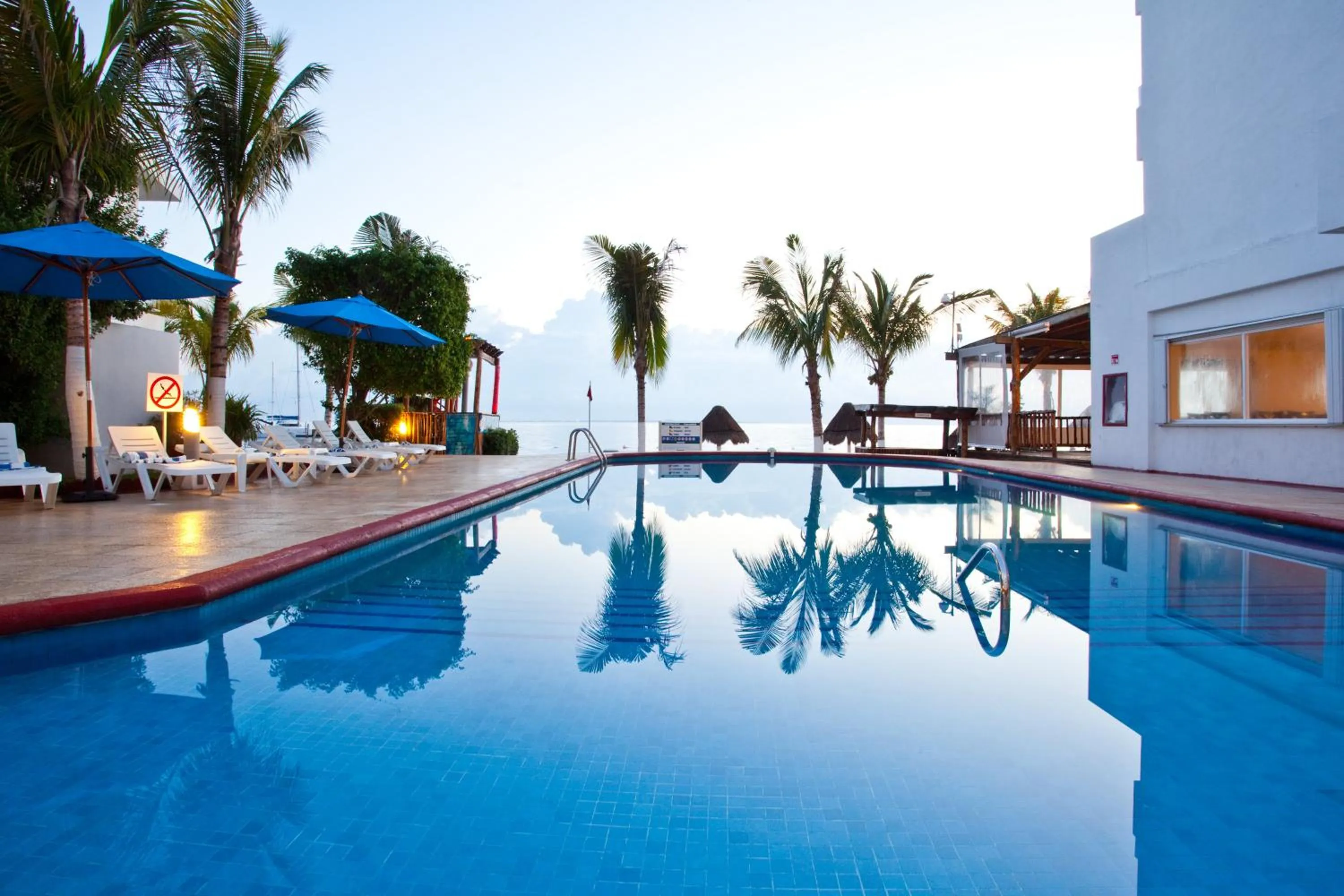 Swimming Pool in Ocean View Cancun Arenas
