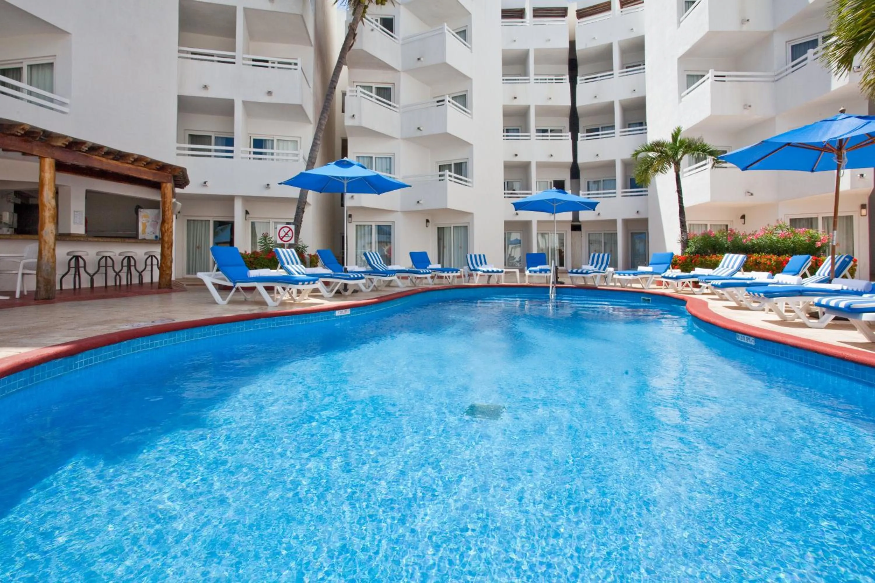 Swimming Pool in Ocean View Cancun Arenas