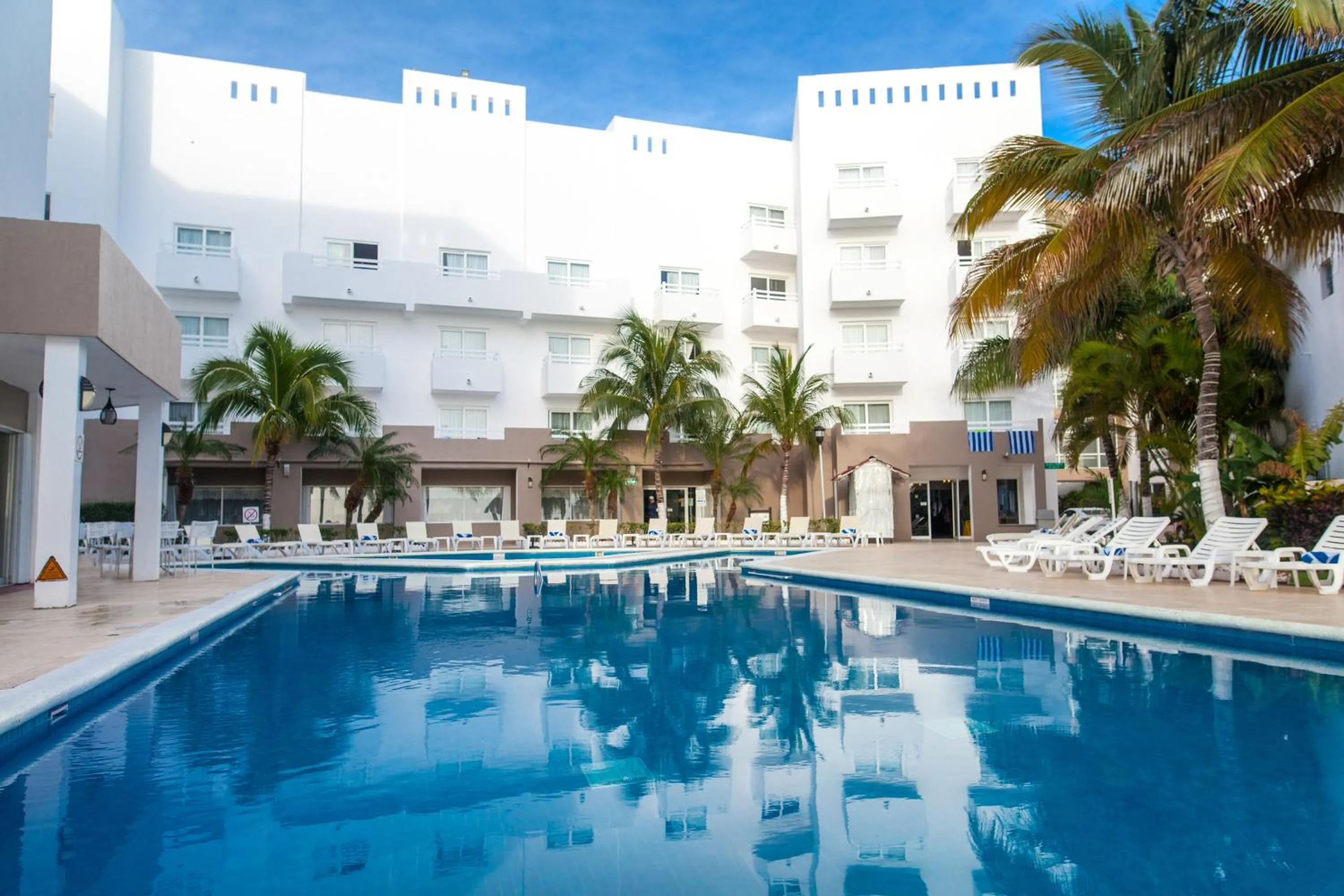 Swimming pool, Property Building in Ocean View Cancun Arenas