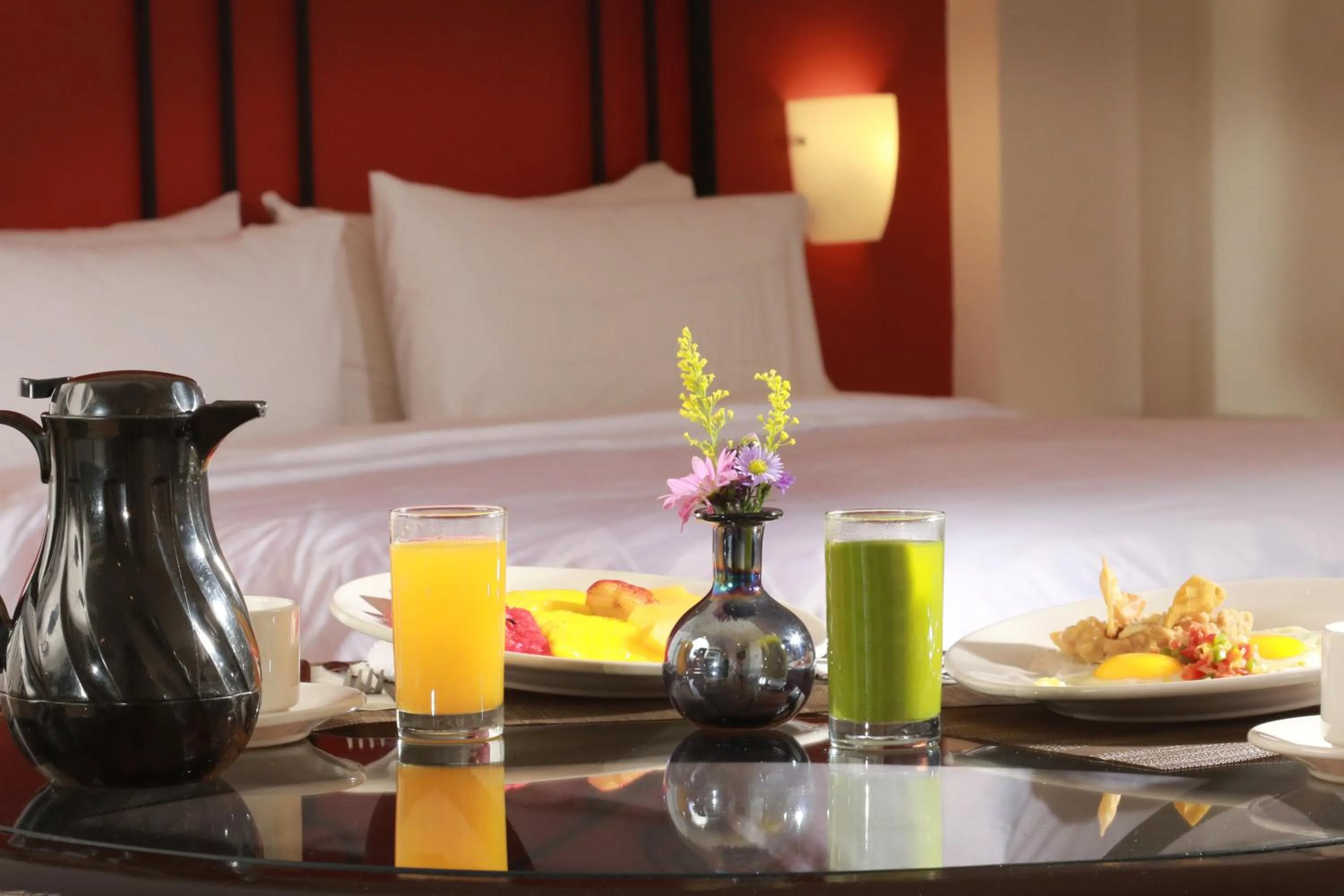 Photo of the whole room, Bed in Holiday Inn Hotel & Suites Centro Historico by IHG