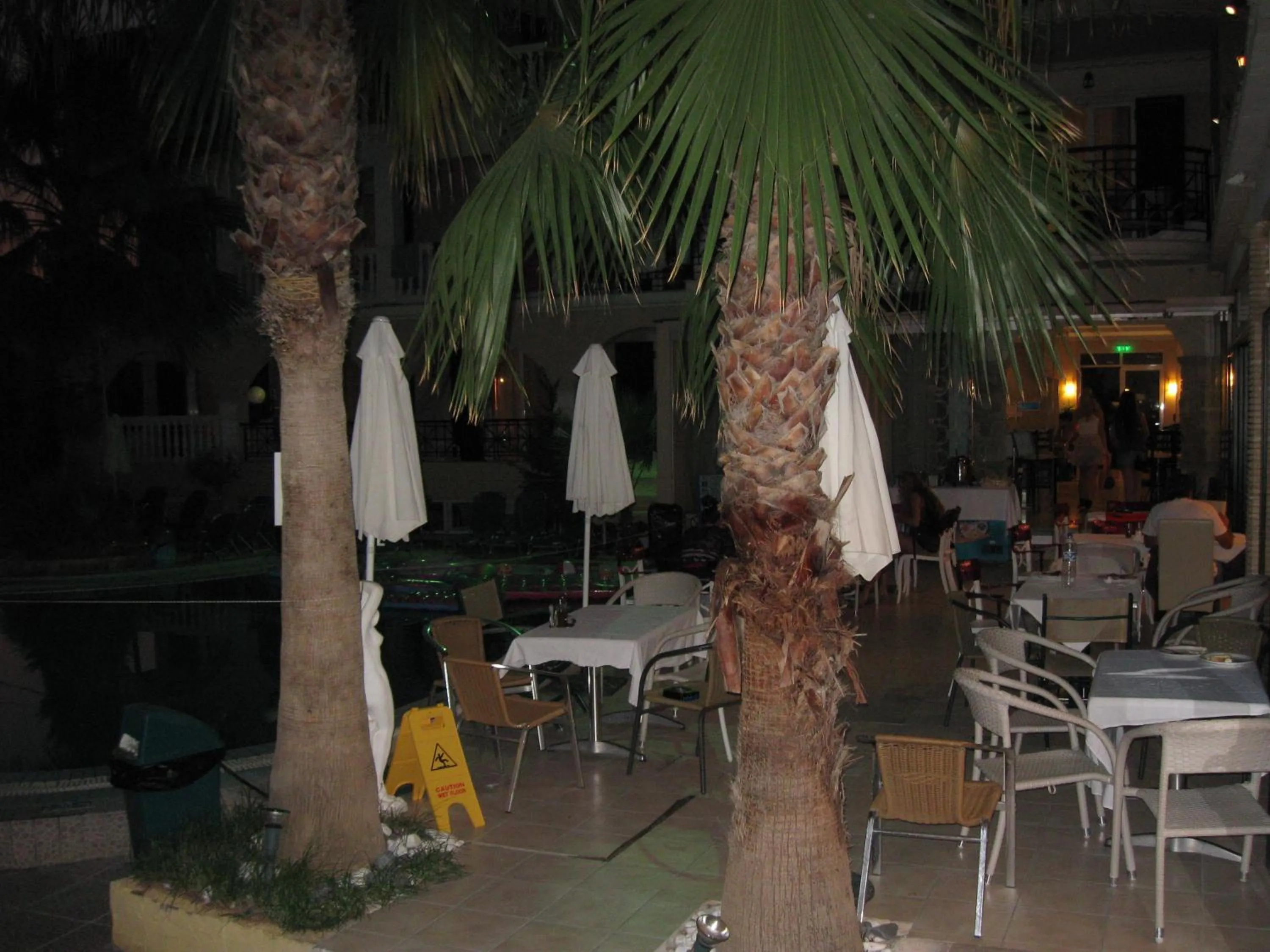 Restaurant/places to eat in Zante Plaza Hotel & Apartments