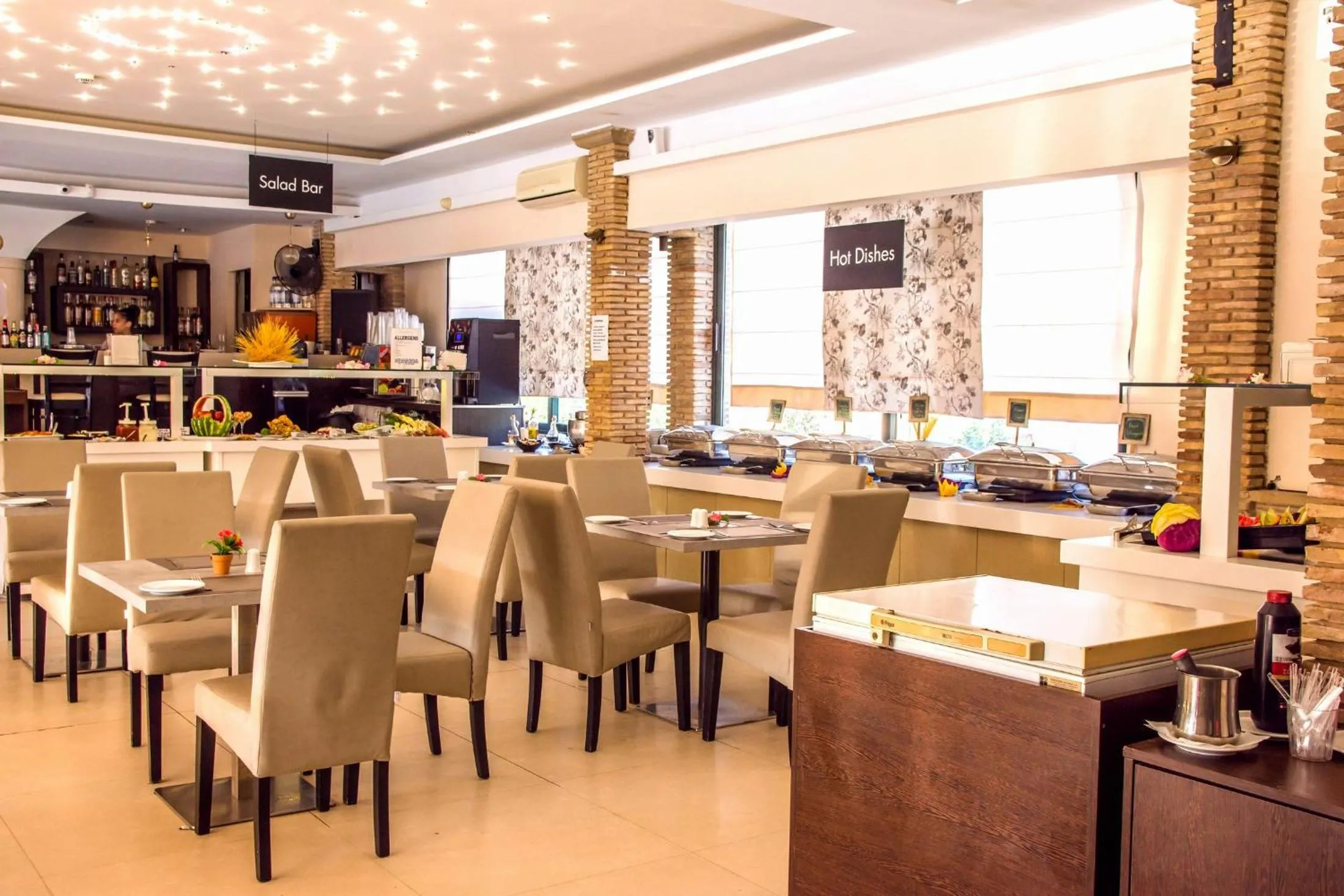 Restaurant/places to eat in Zante Plaza Hotel & Apartments