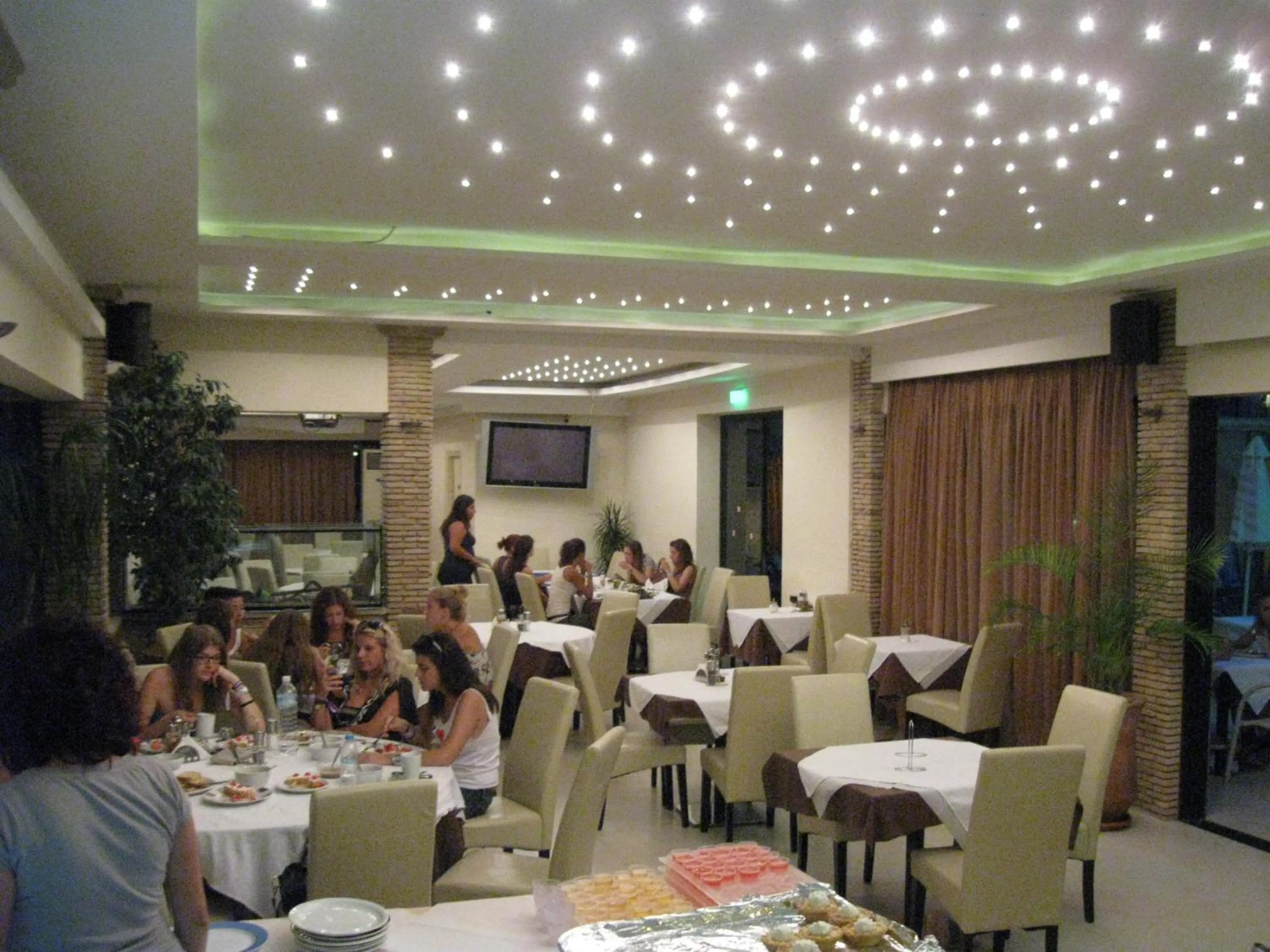 Restaurant/places to eat in Zante Plaza Hotel & Apartments