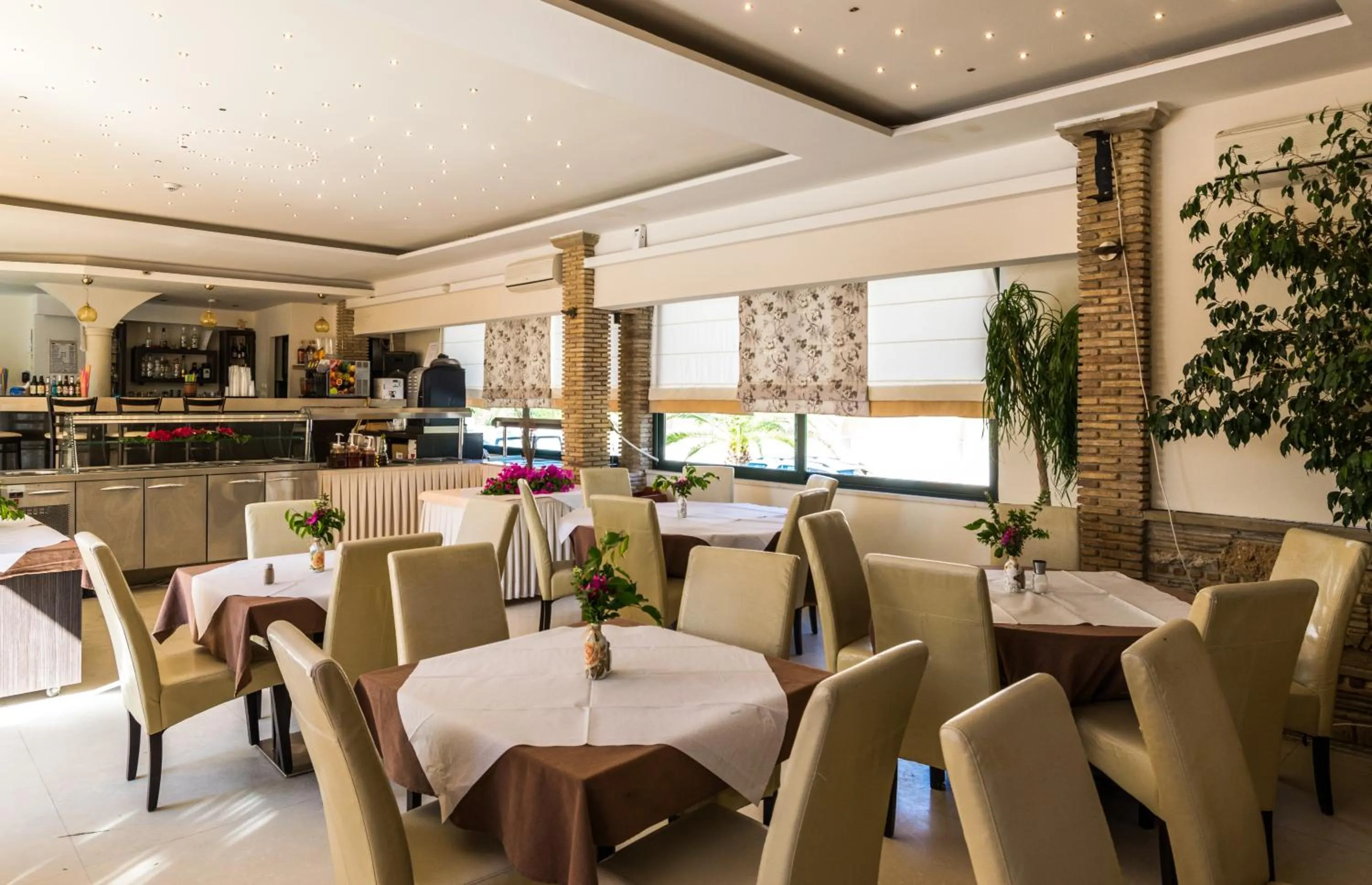 Restaurant/places to eat in Zante Plaza Hotel & Apartments