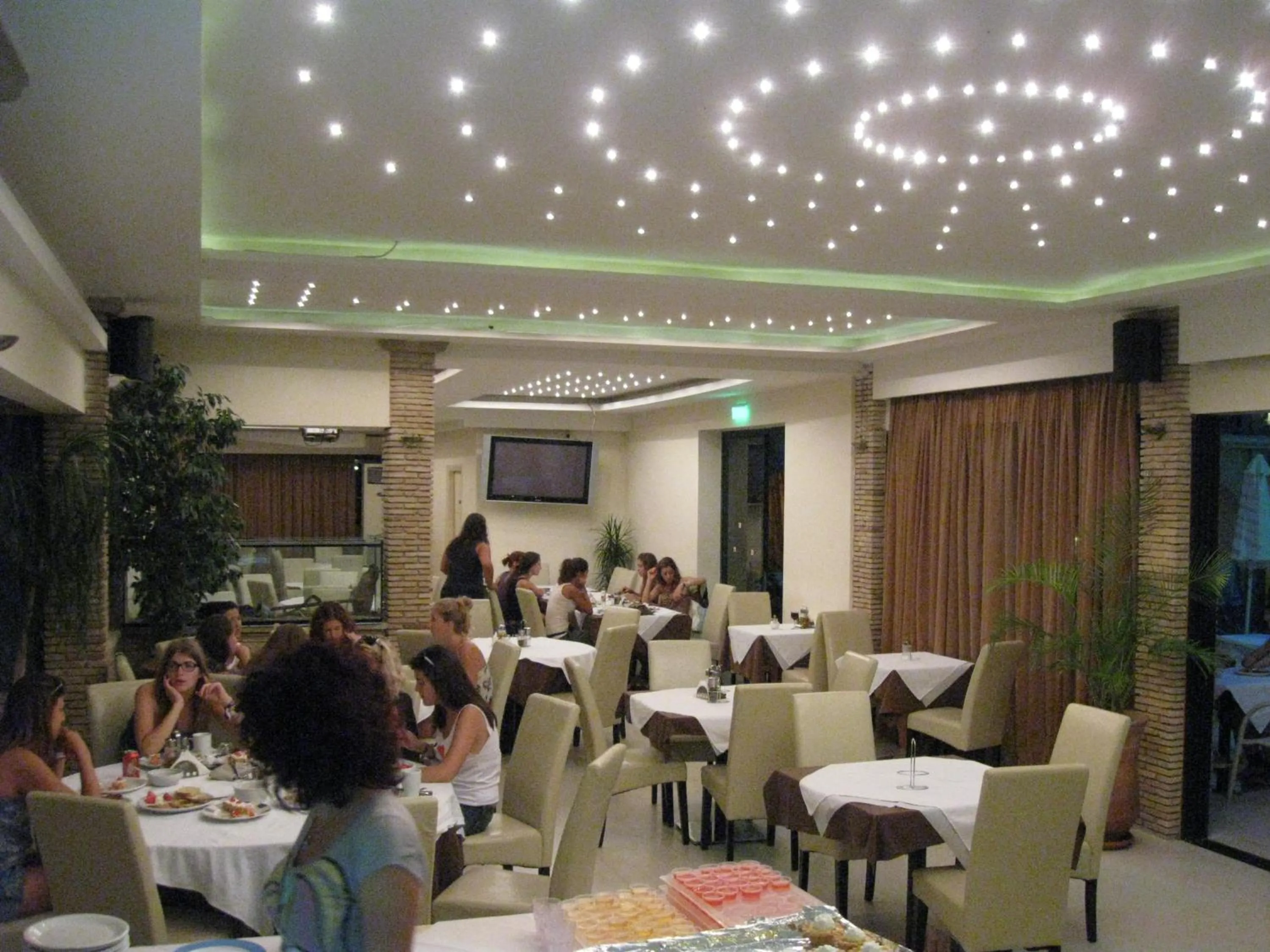 Restaurant/places to eat in Zante Plaza Hotel & Apartments