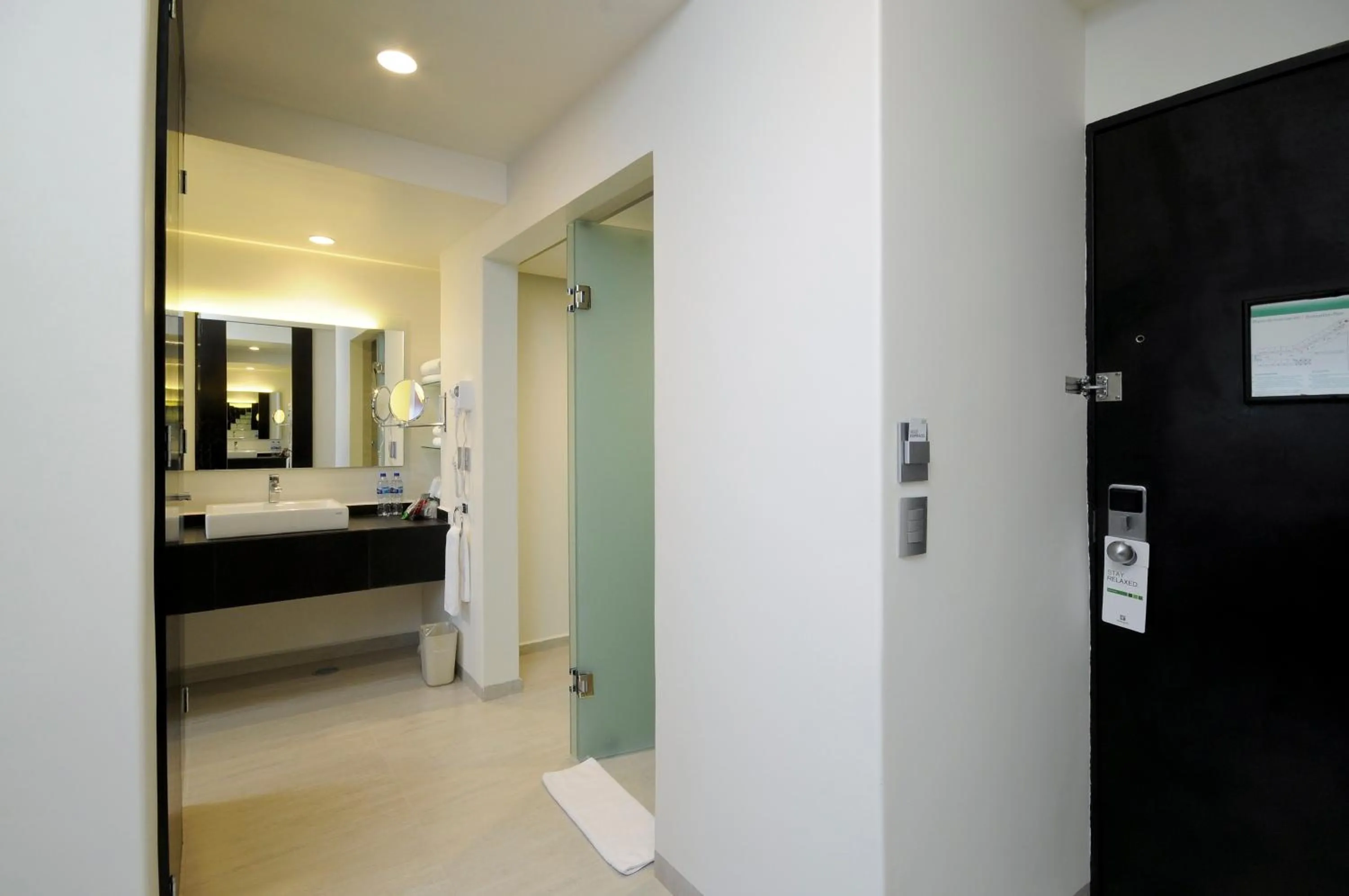 Photo of the whole room in Holiday Inn Mexico Dali Airport by IHG