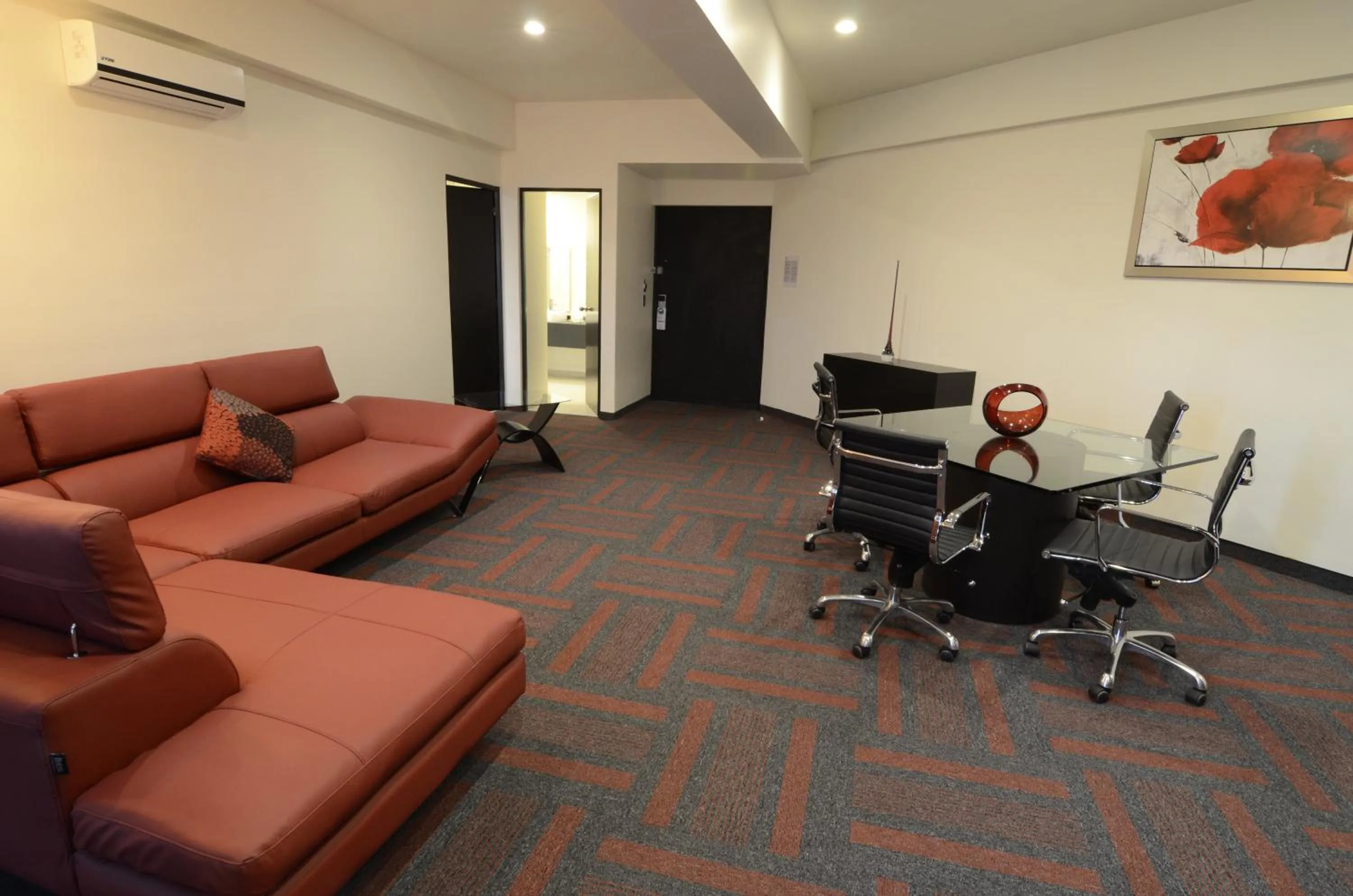 Photo of the whole room in Holiday Inn Mexico Dali Airport by IHG