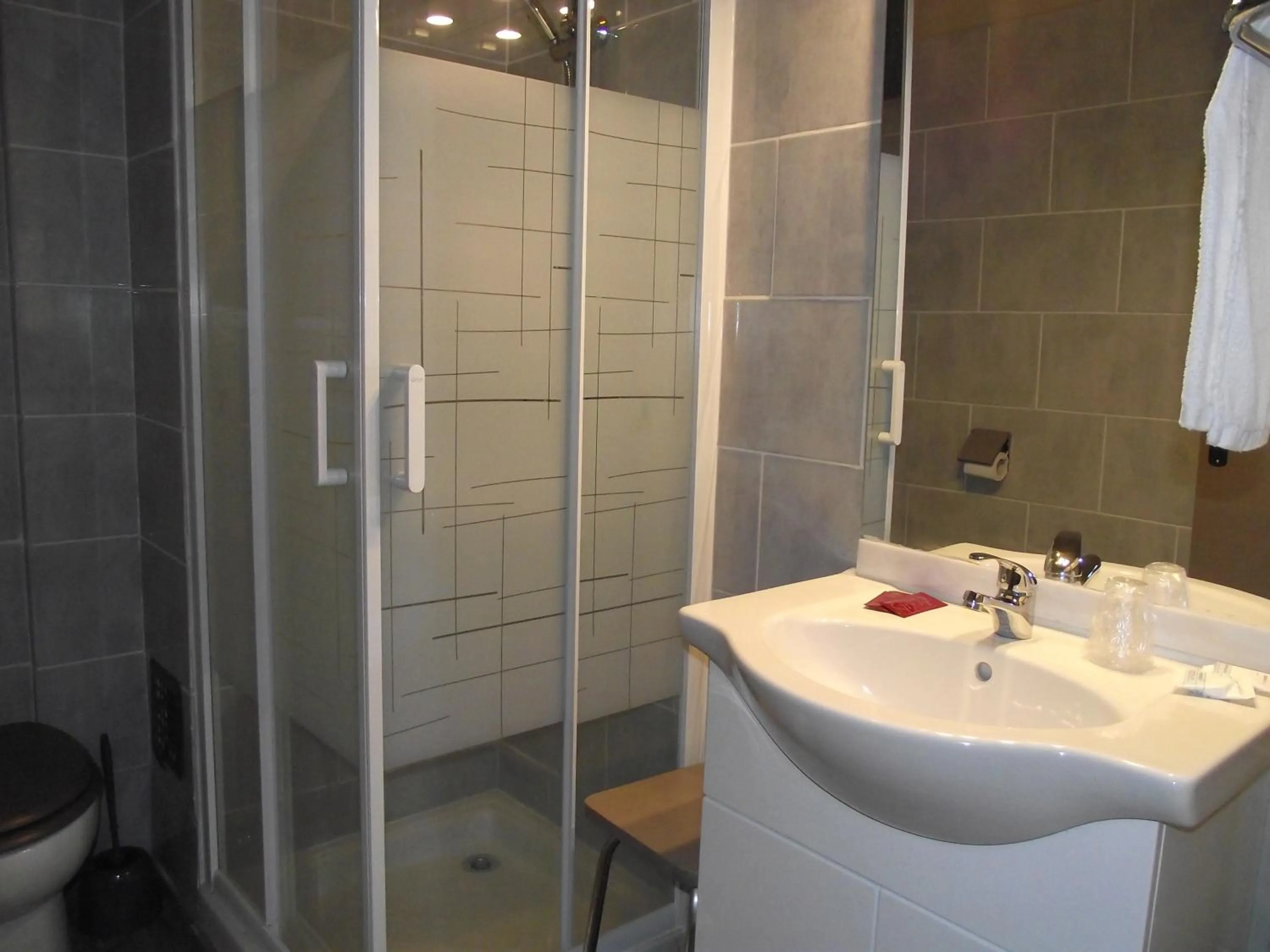 Shower in Hotel Valérie