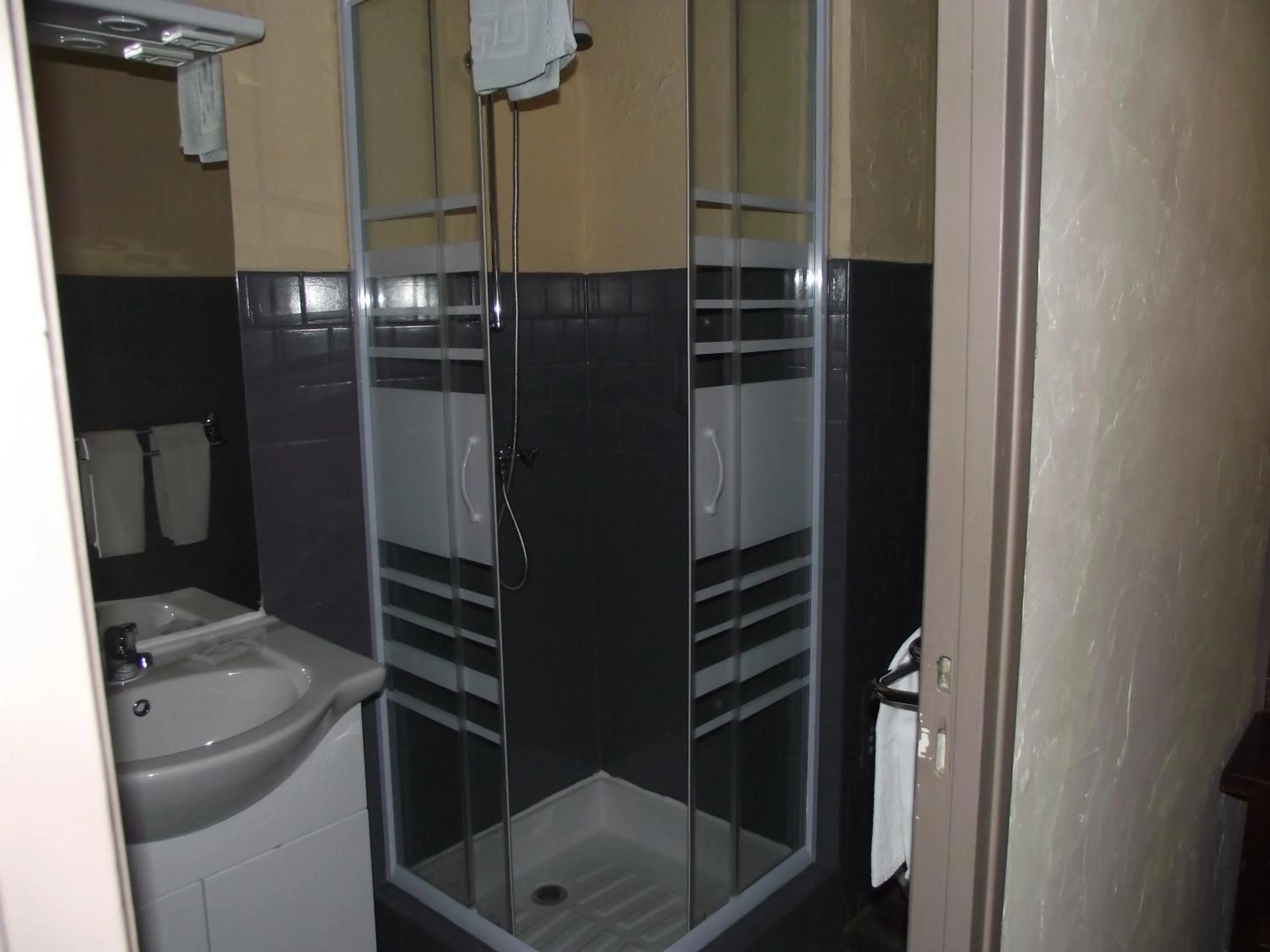 Shower in Hotel Valérie