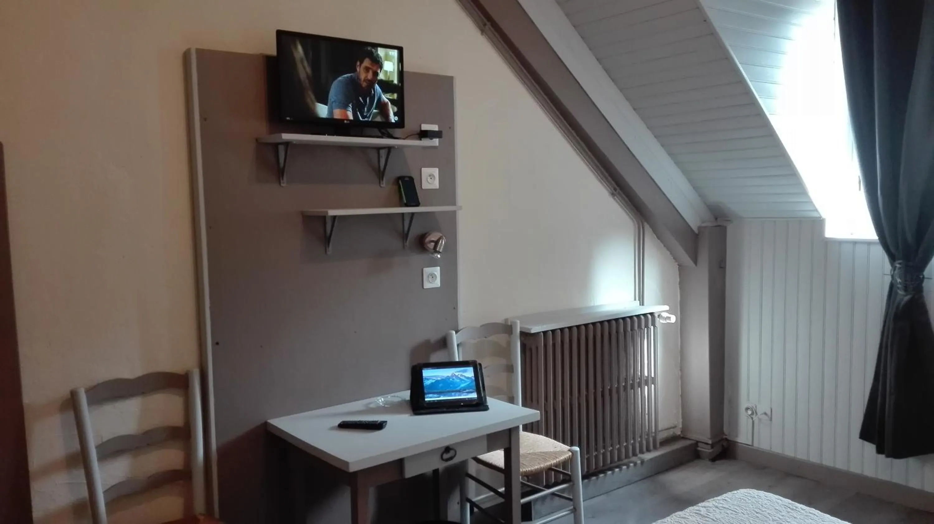 TV and multimedia, Bed in Hotel Valérie