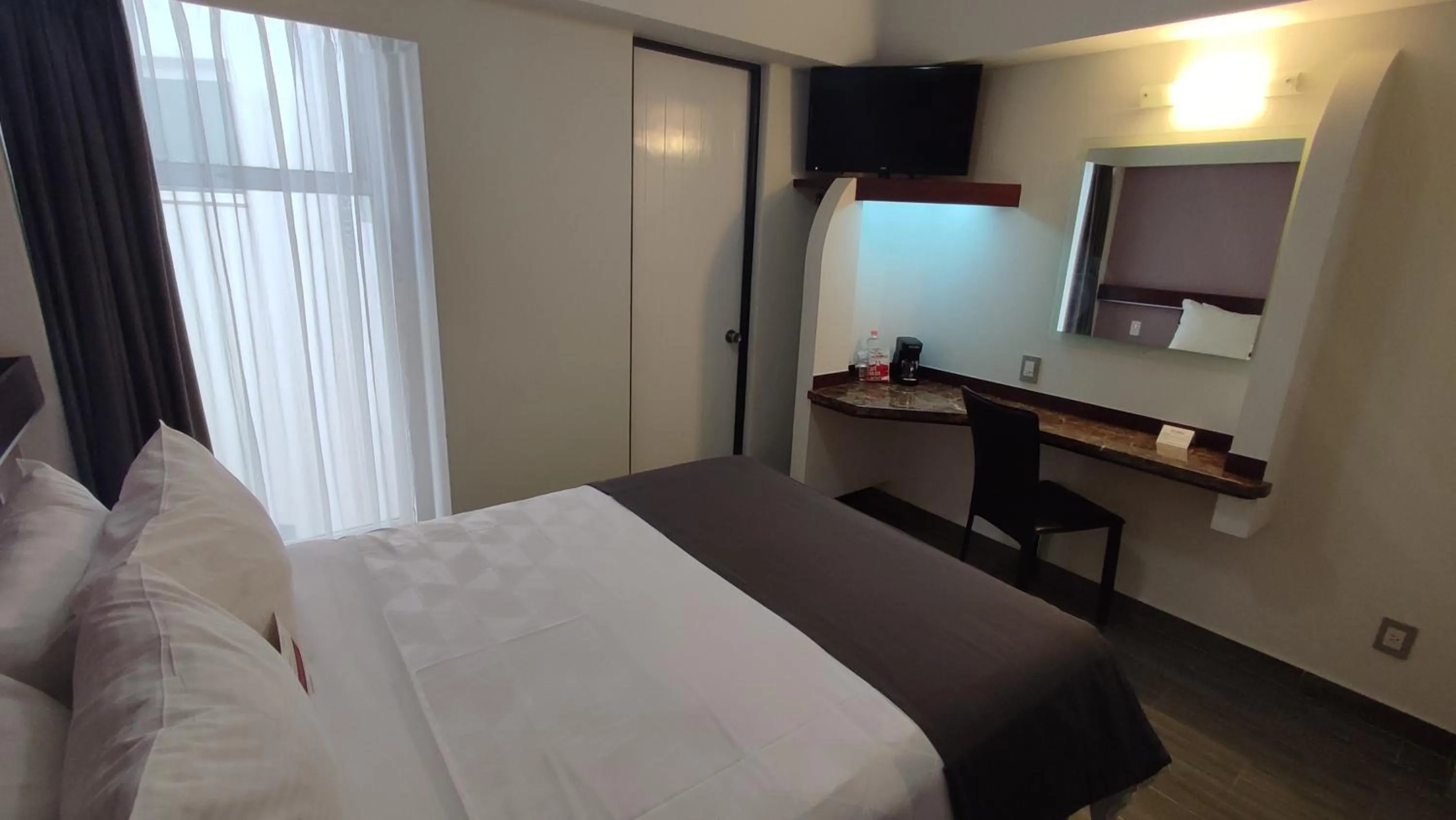 Photo of the whole room, Bed in Hotel Roosevelt Condesa