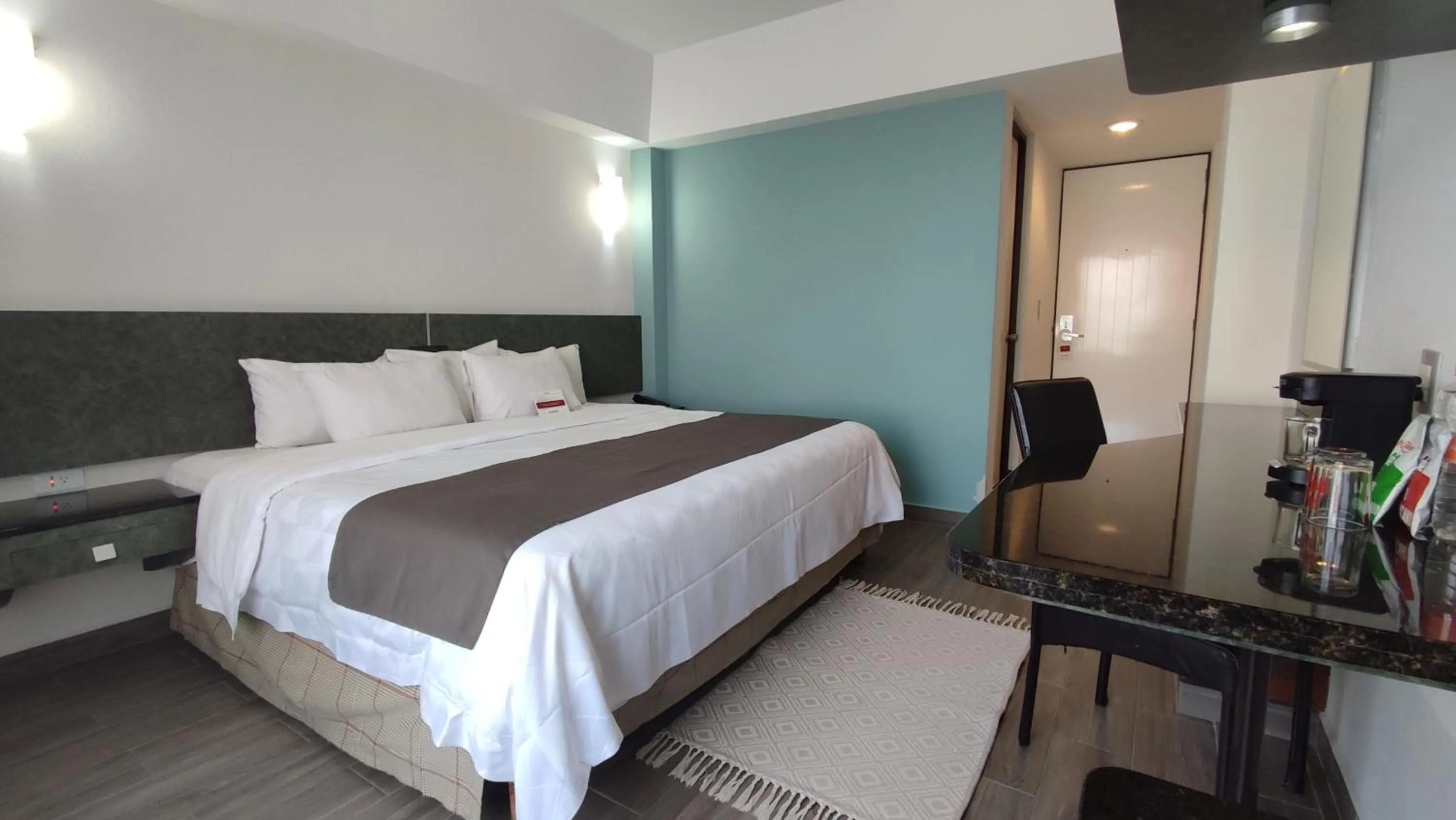 Photo of the whole room, Bed in Hotel Roosevelt Condesa