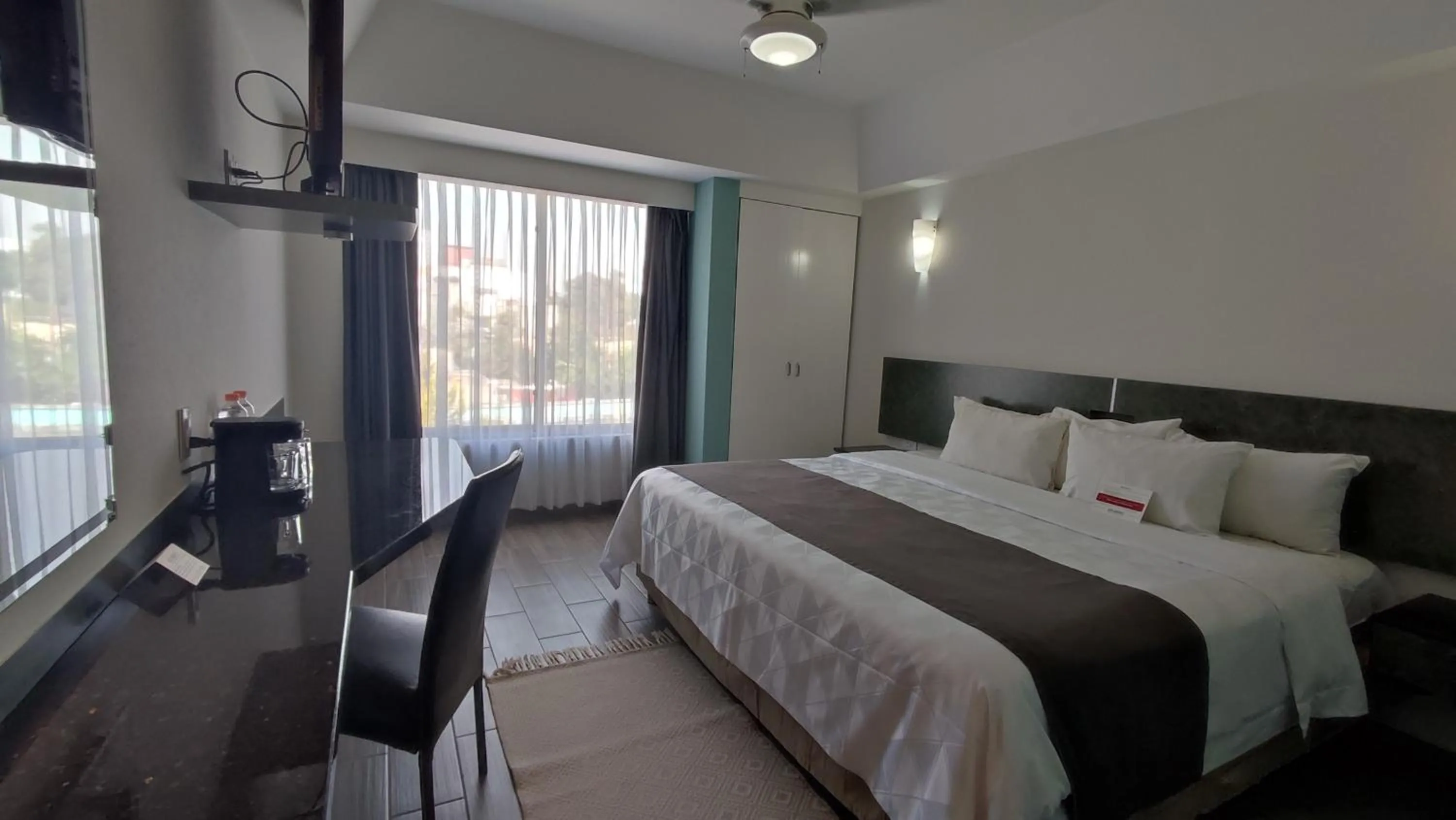 Photo of the whole room, Bed in Hotel Roosevelt Condesa