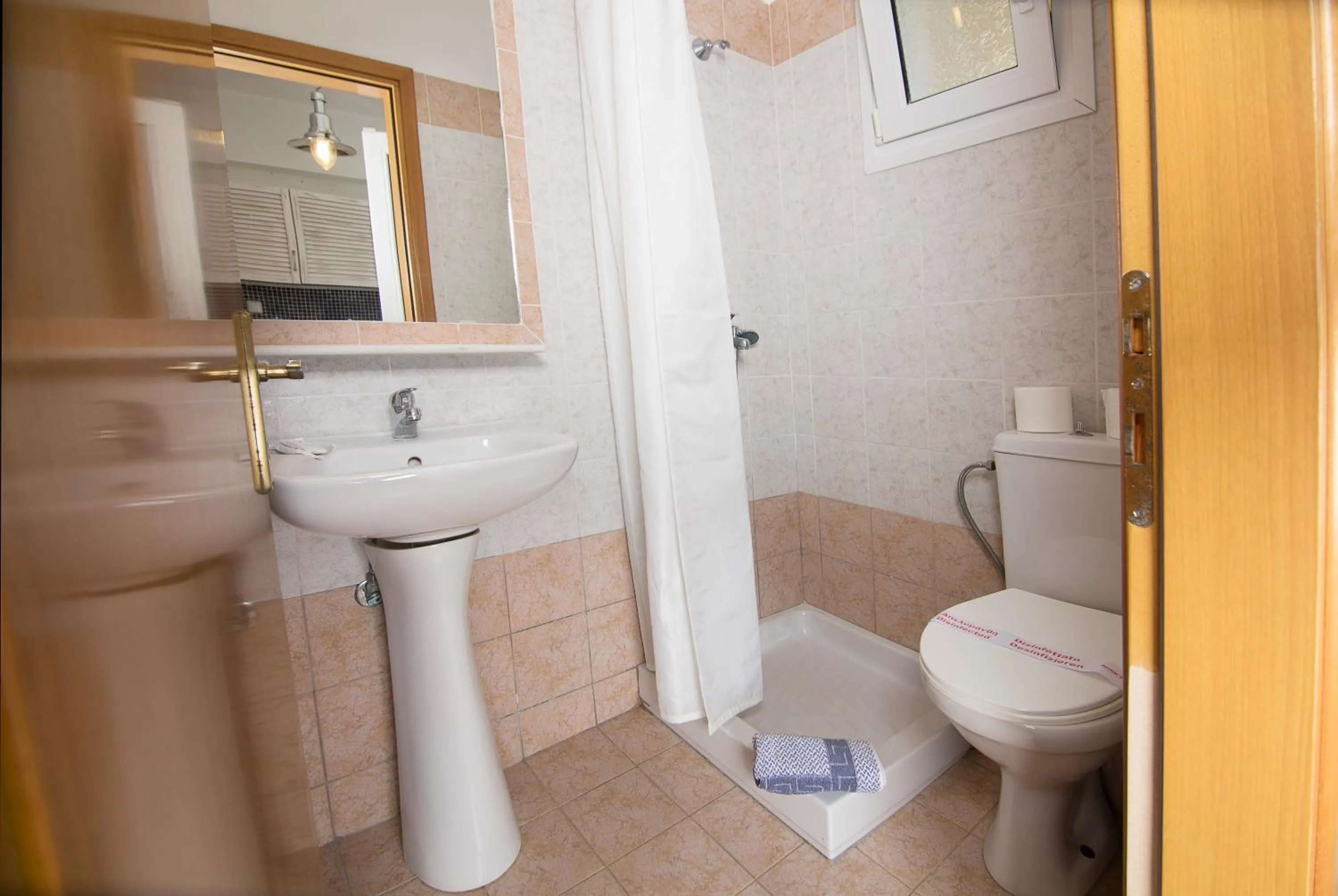 Shower in Maistrali Beach Studios