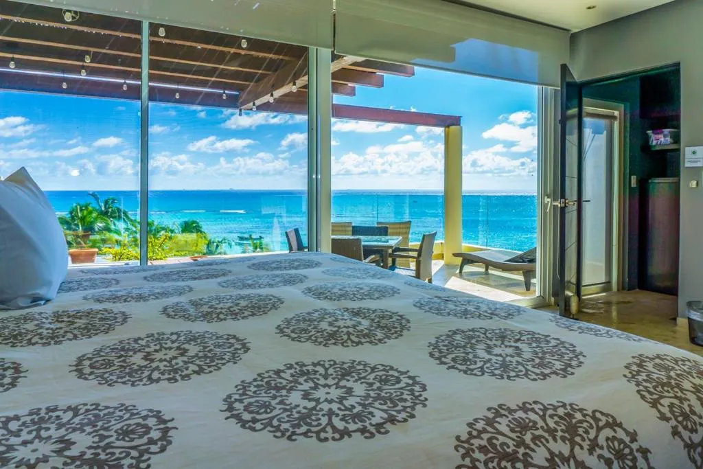 Sea view, Bed in The Elements Oceanfront & Beachside Condo Hotel