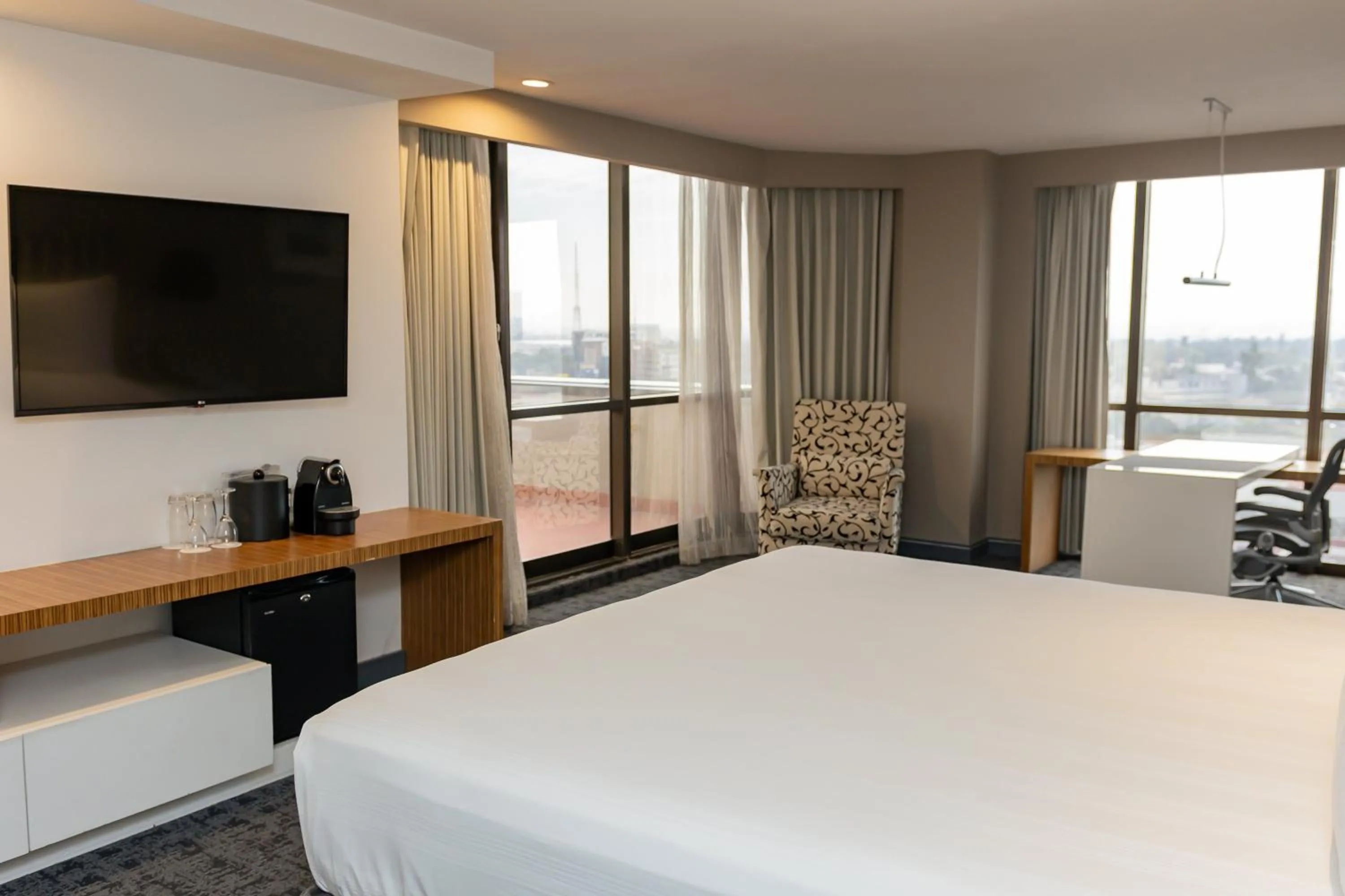 Photo of the whole room, Bed in Presidente InterContinental Guadalajara by IHG