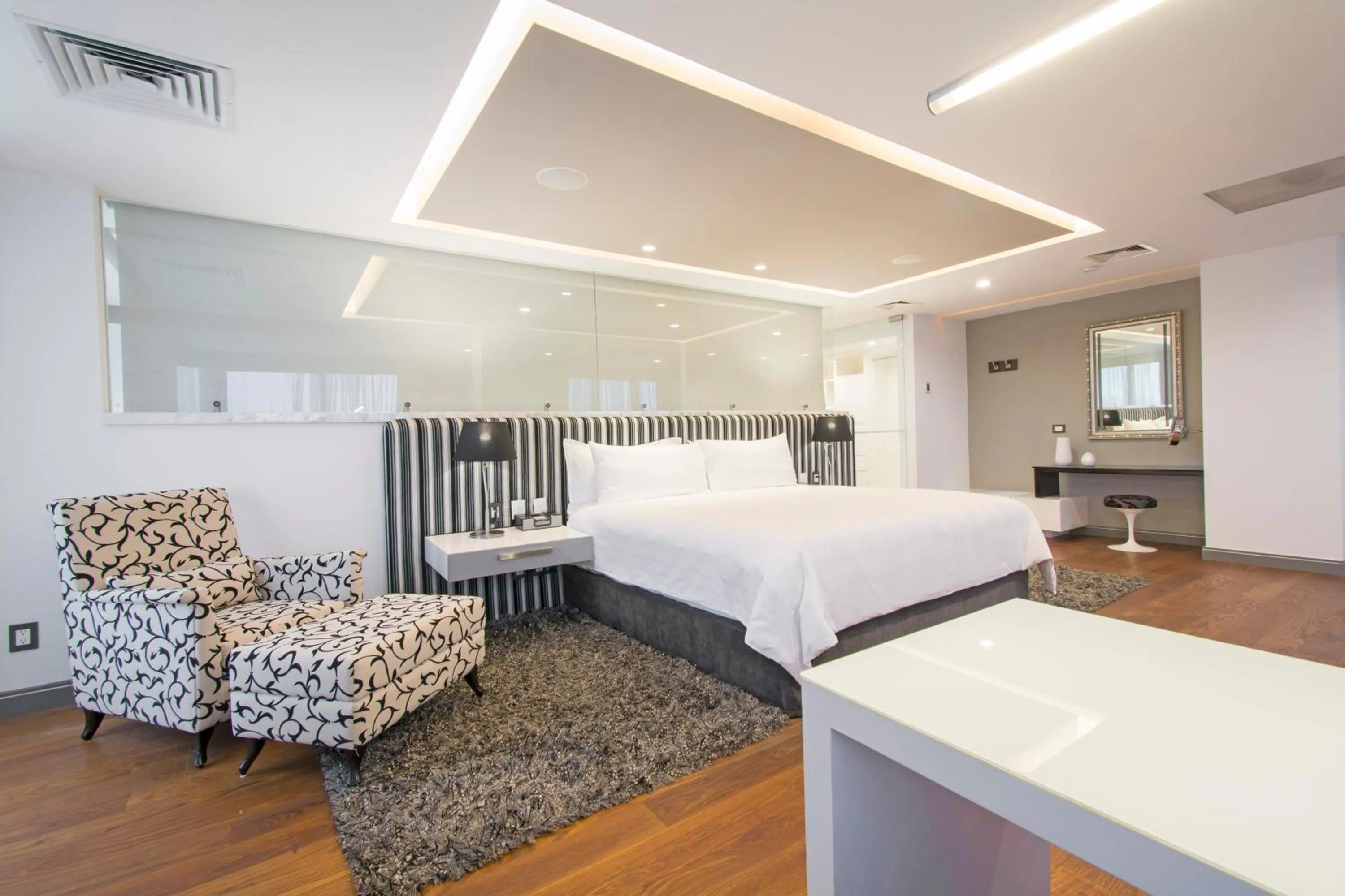 Photo of the whole room, Bed in Presidente InterContinental Guadalajara by IHG