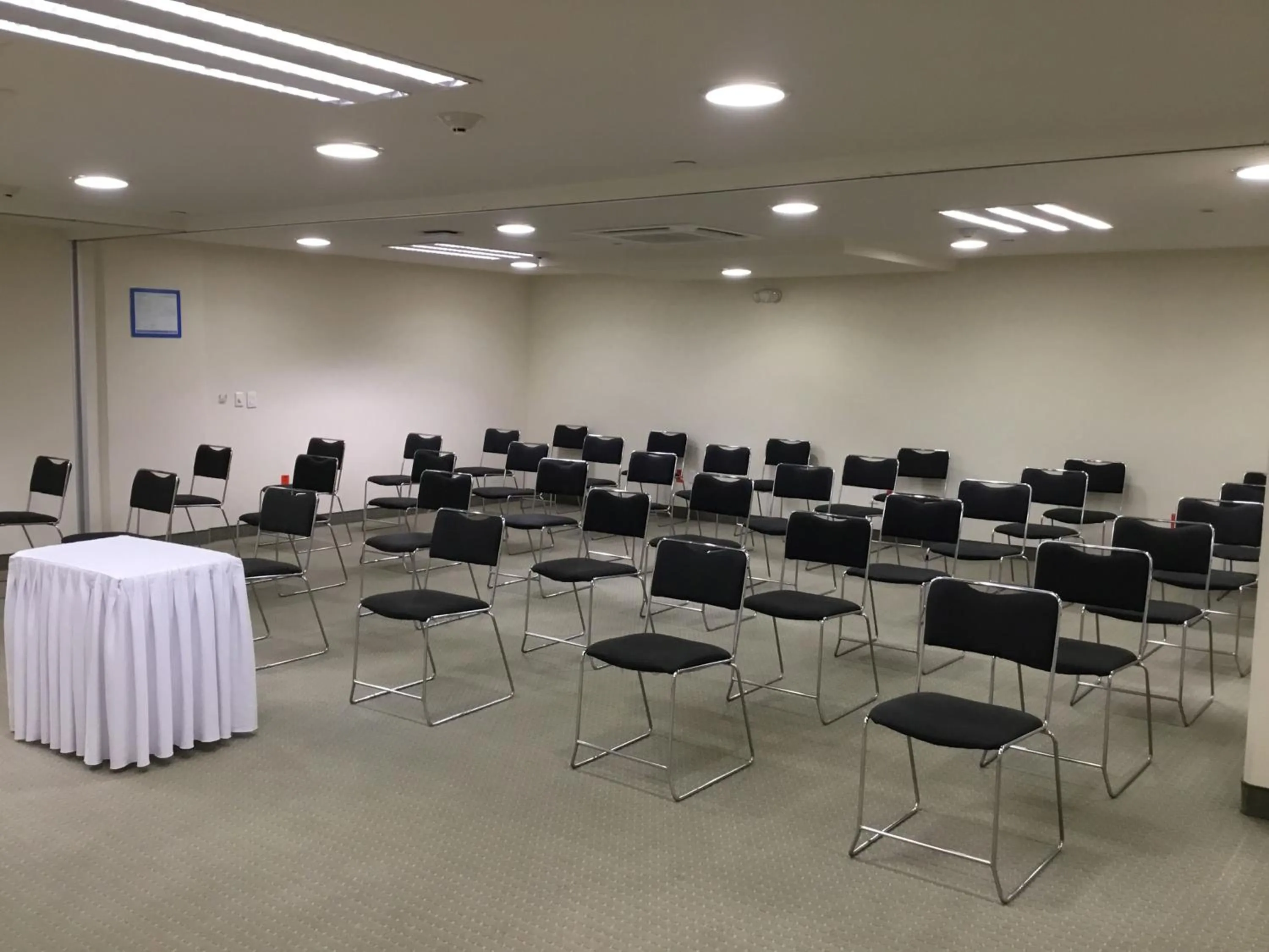 Meeting/conference room in Holiday Inn Express Guadalajara Expo by IHG