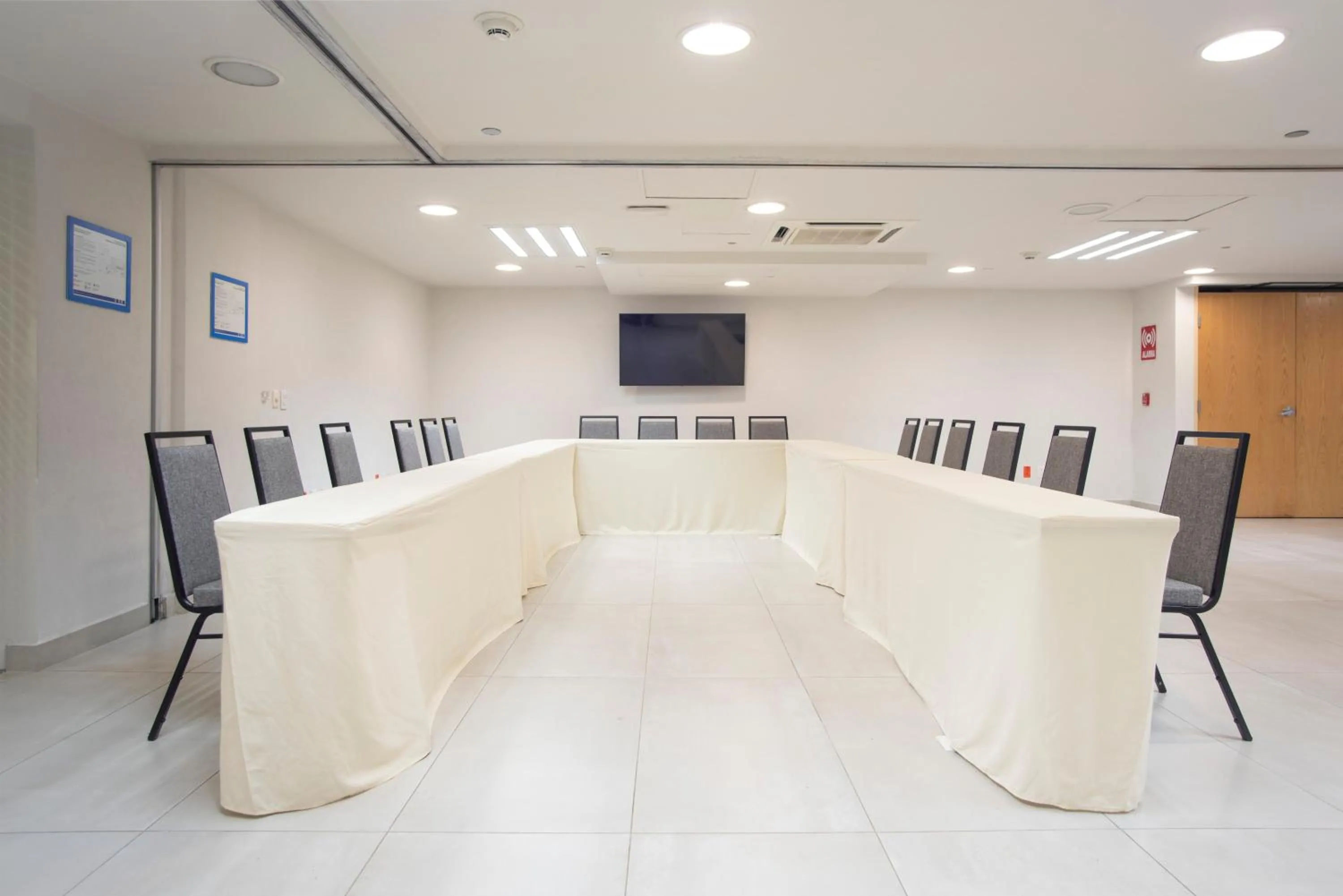 Meeting/conference room in Holiday Inn Express Guadalajara Expo by IHG