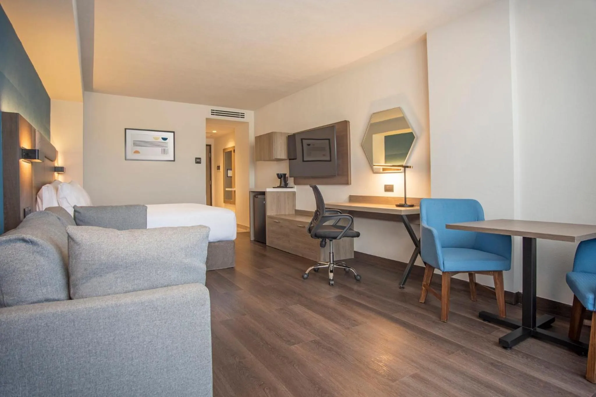 Photo of the whole room, Bed in Holiday Inn Express Guadalajara Expo by IHG