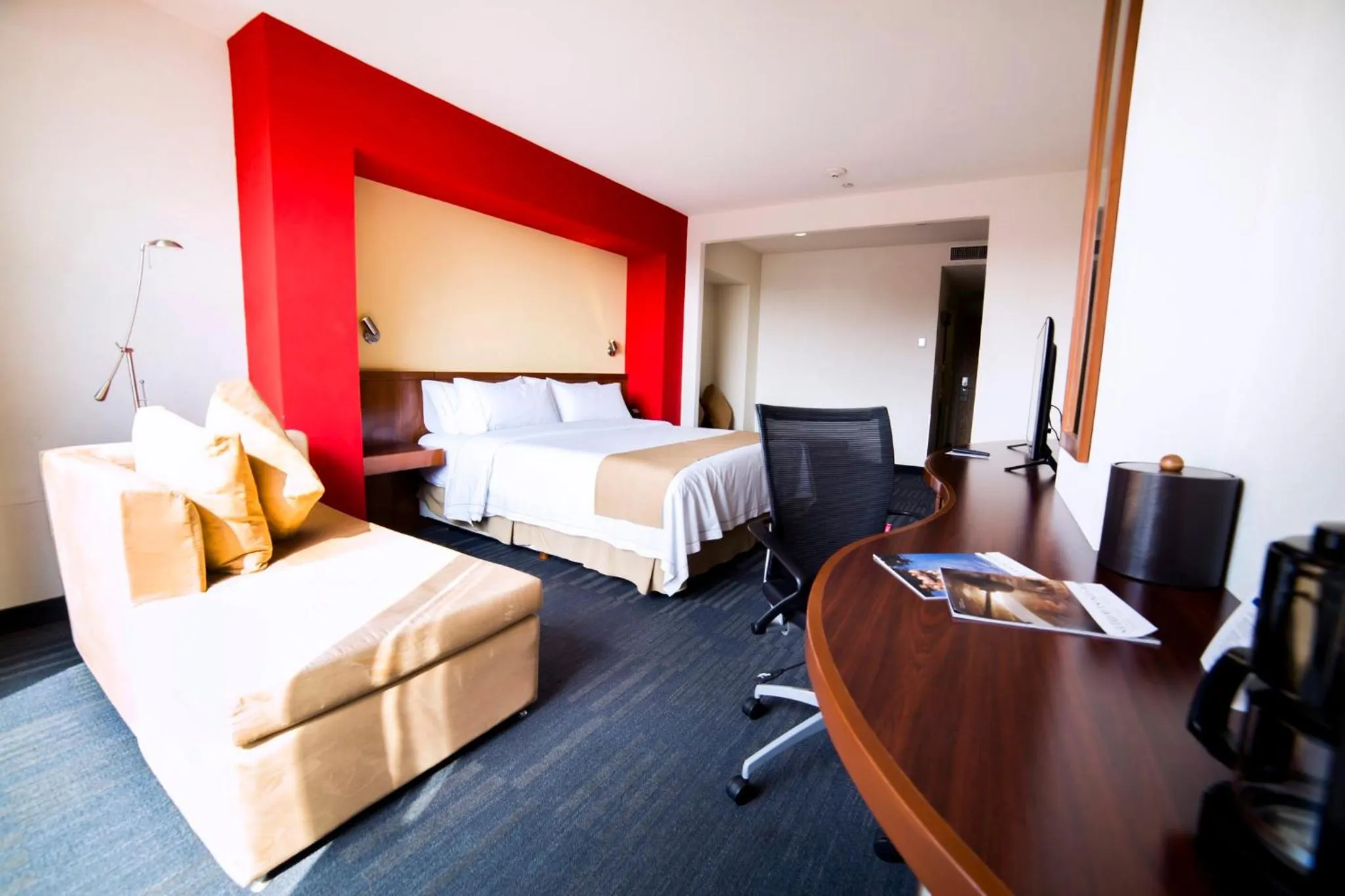 Photo of the whole room, Bed in Holiday Inn Express Guadalajara Expo by IHG