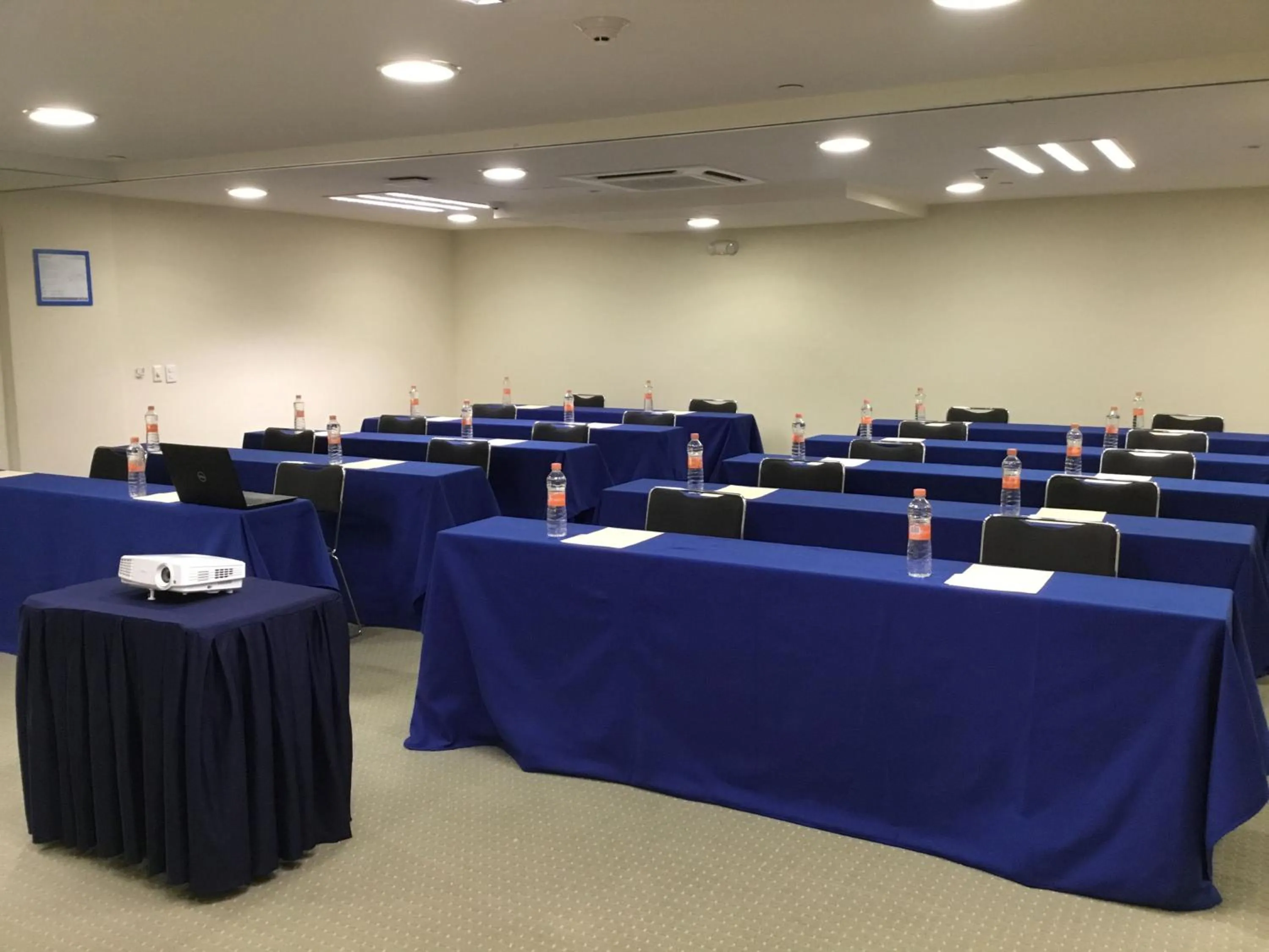 Meeting/conference room in Holiday Inn Express Guadalajara Expo by IHG