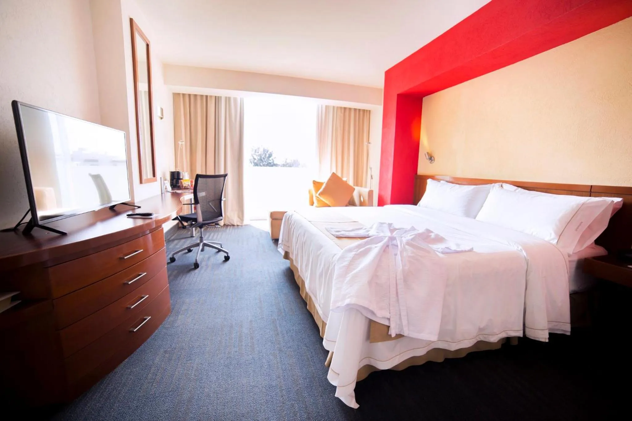 Photo of the whole room, Bed in Holiday Inn Express Guadalajara Expo by IHG