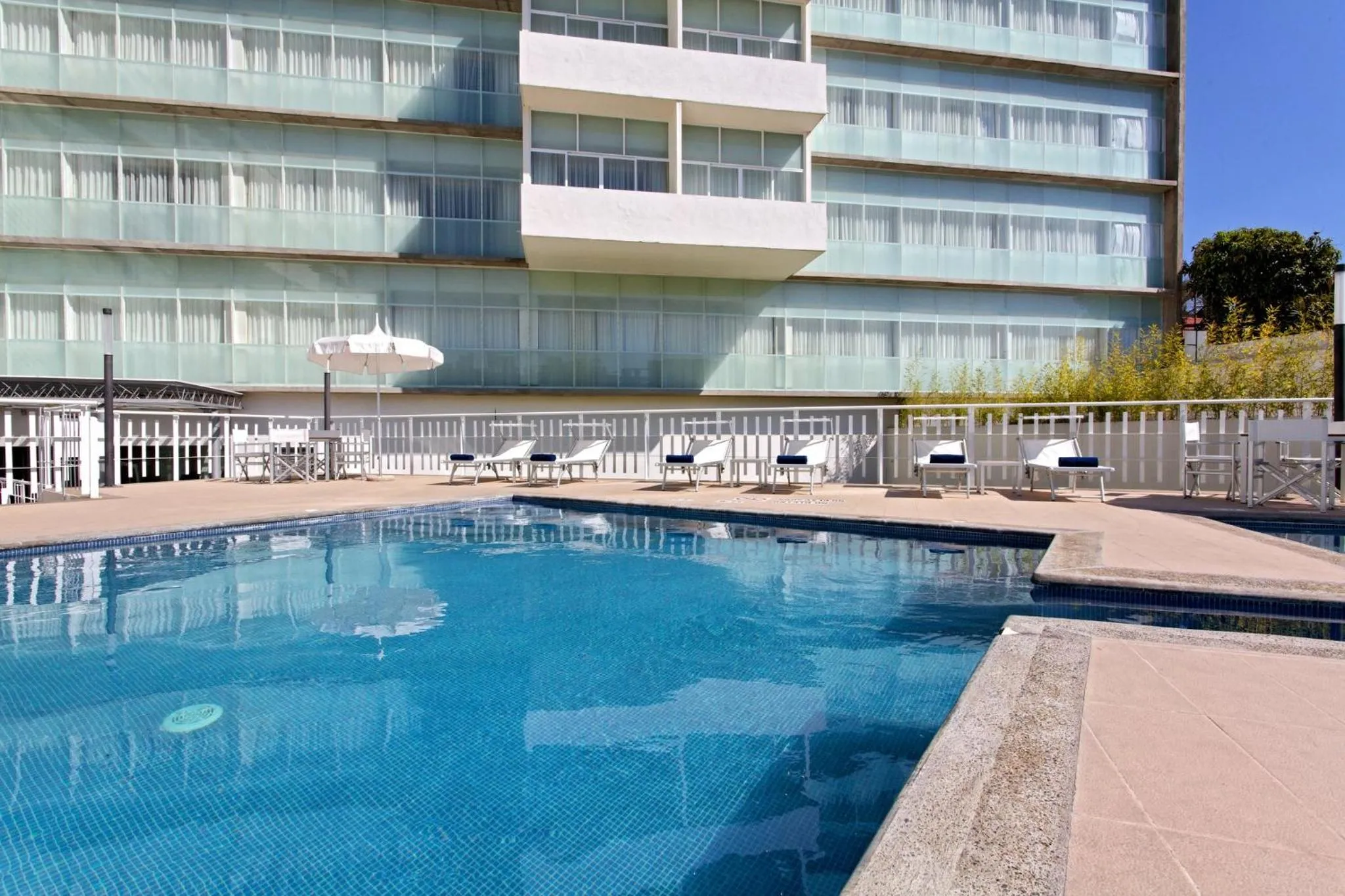 Swimming pool in Holiday Inn Express Guadalajara Expo by IHG