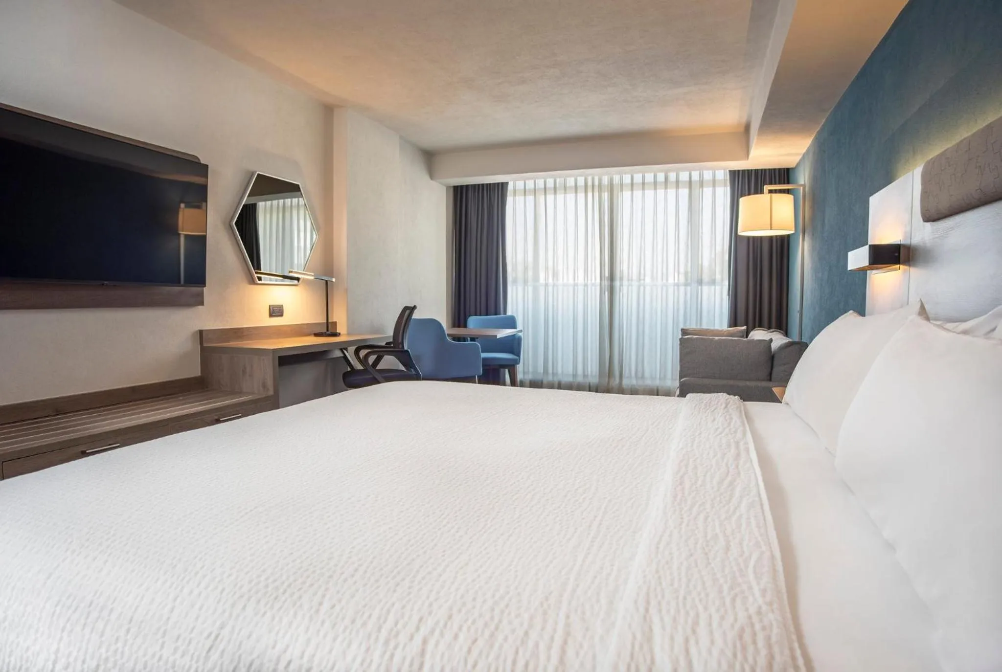 Photo of the whole room, Bed in Holiday Inn Express Guadalajara Expo by IHG