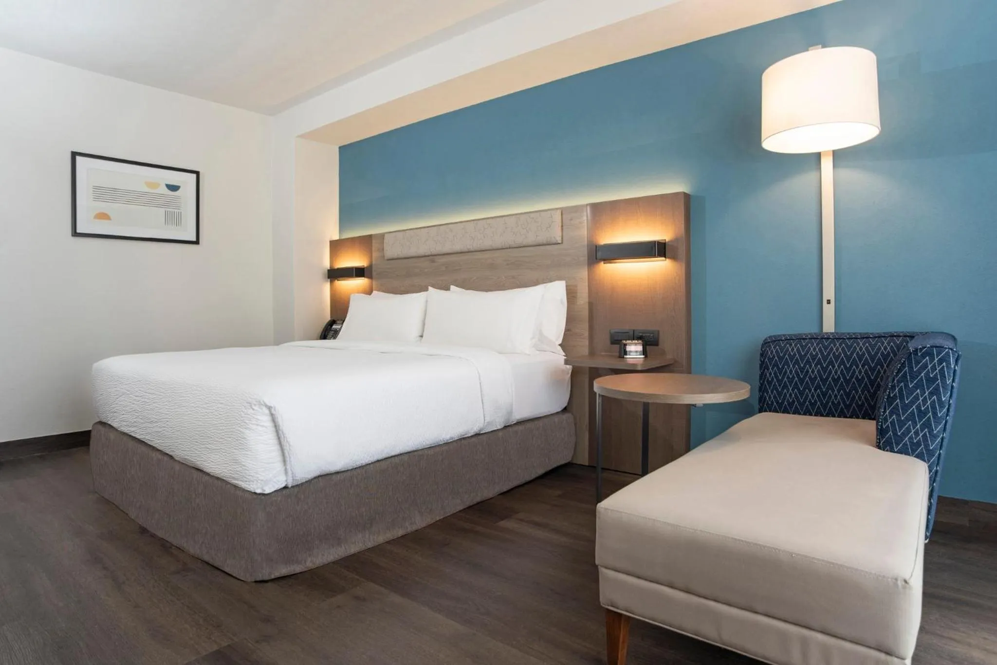 Photo of the whole room, Bed in Holiday Inn Express Guadalajara Expo by IHG