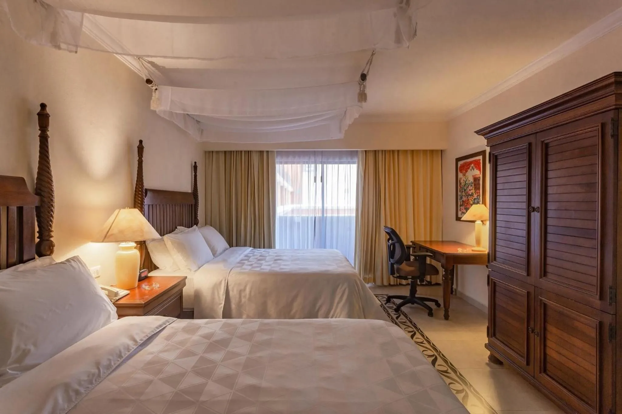 Photo of the whole room, Bed in Holiday Inn Merida by IHG