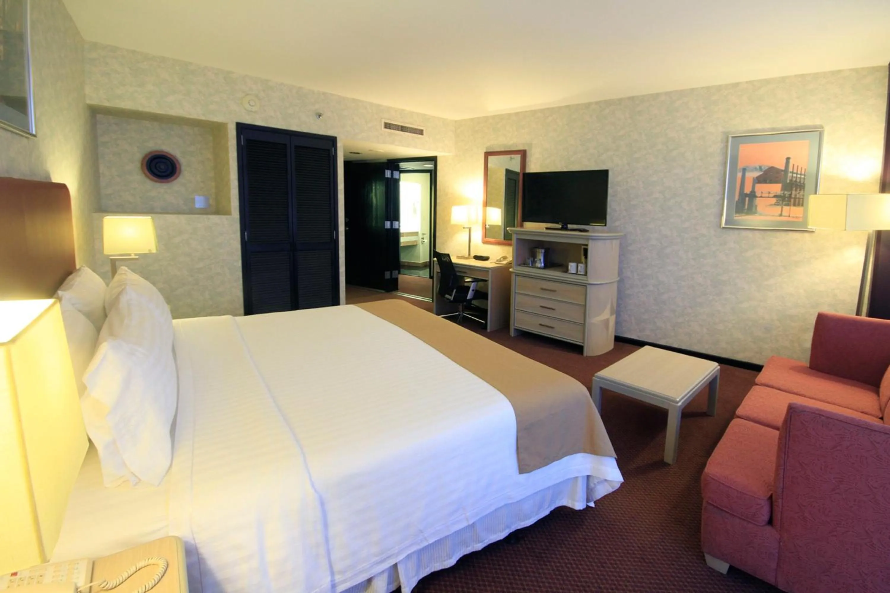 Photo of the whole room, Bed in Holiday Inn Monterrey-Parque Fundidora by IHG