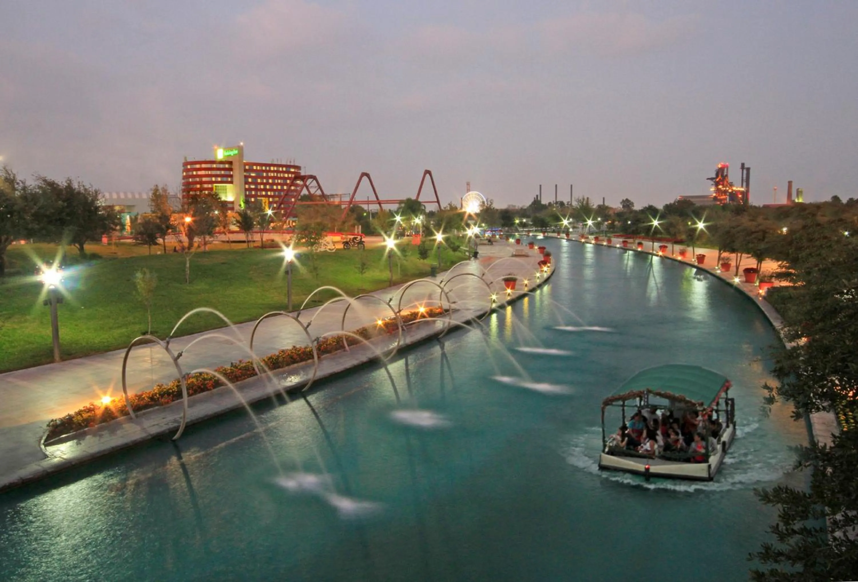 Property building in Holiday Inn Monterrey-Parque Fundidora by IHG