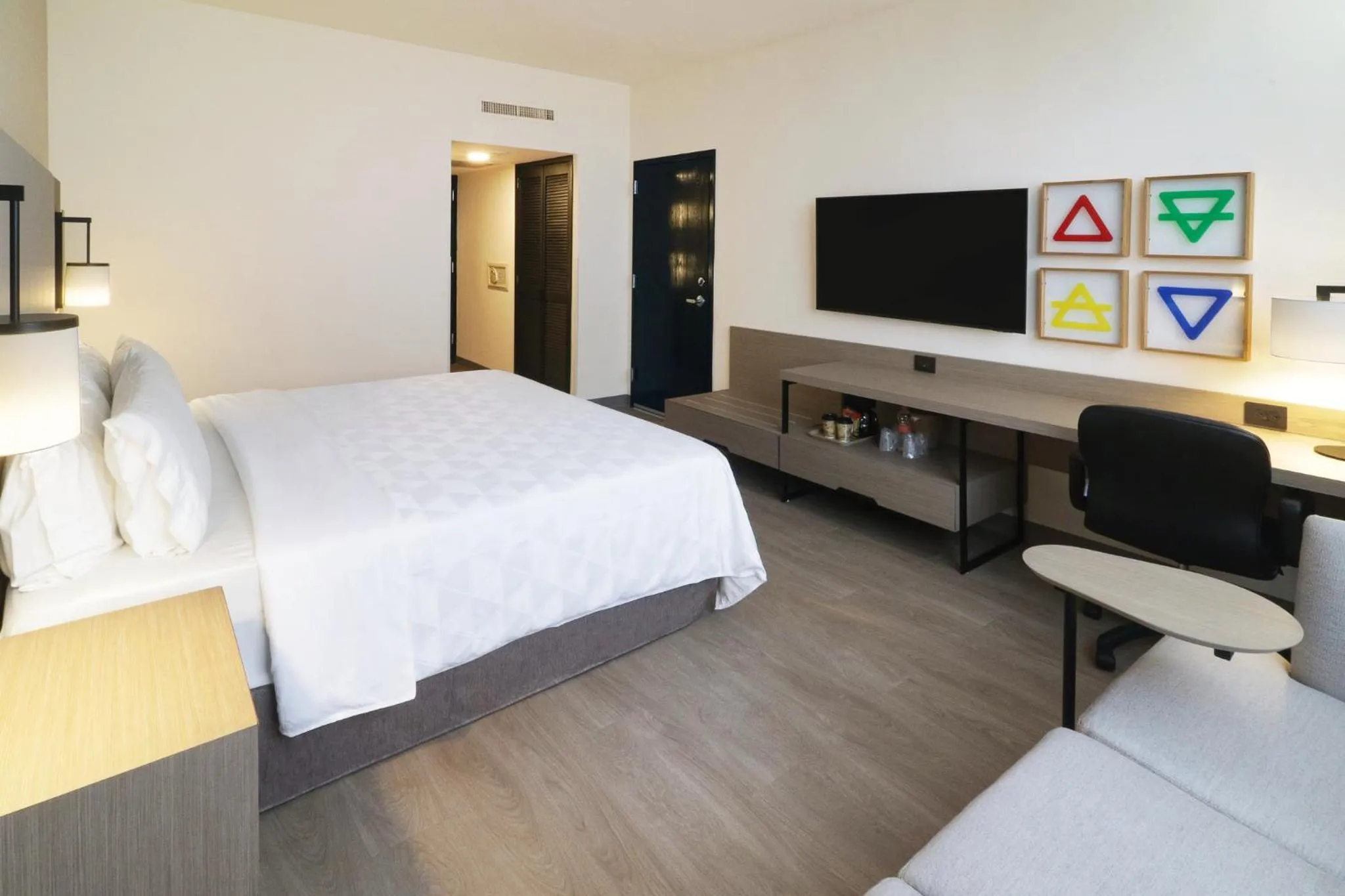 Photo of the whole room, Bed in Holiday Inn Monterrey-Parque Fundidora by IHG