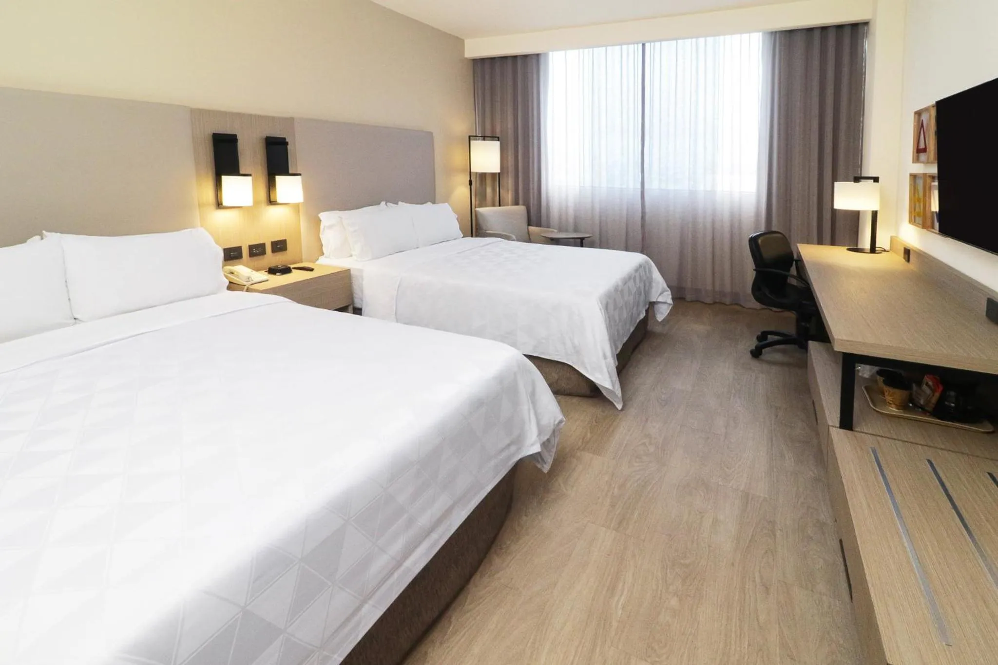 Photo of the whole room, Bed in Holiday Inn Monterrey-Parque Fundidora by IHG