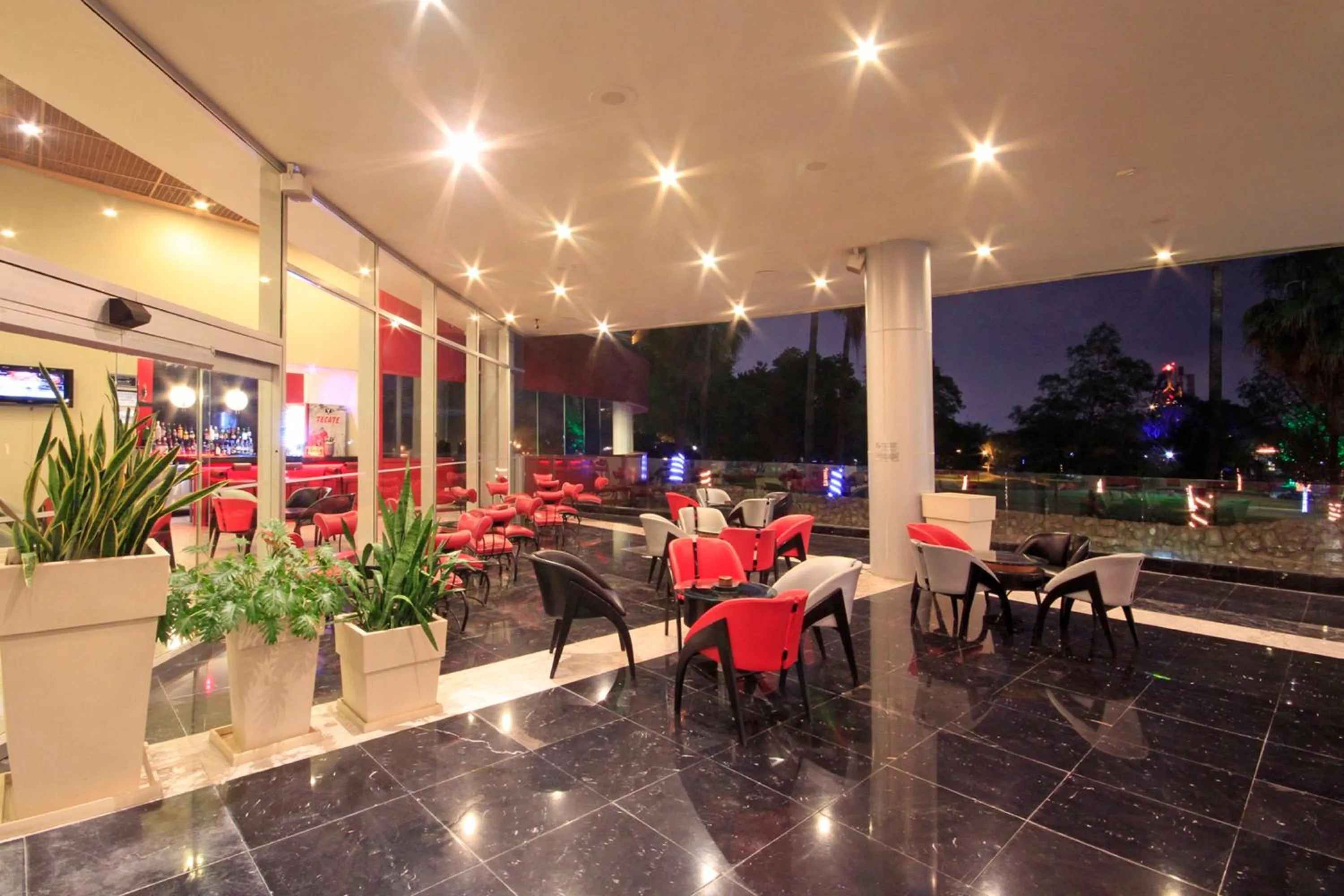 Lounge or bar in Holiday Inn Monterrey-Parque Fundidora by IHG