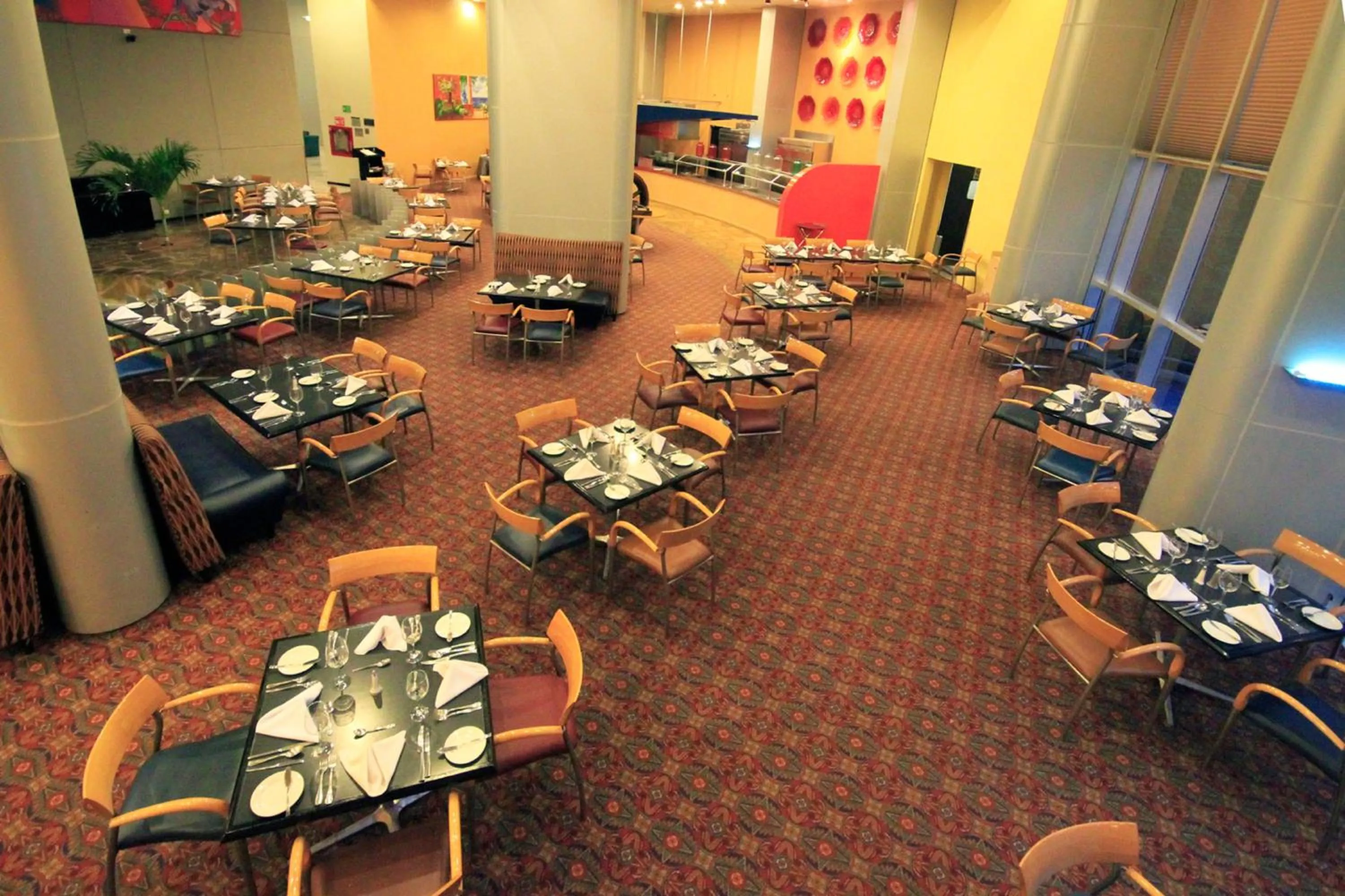 Restaurant/places to eat in Holiday Inn Monterrey-Parque Fundidora by IHG