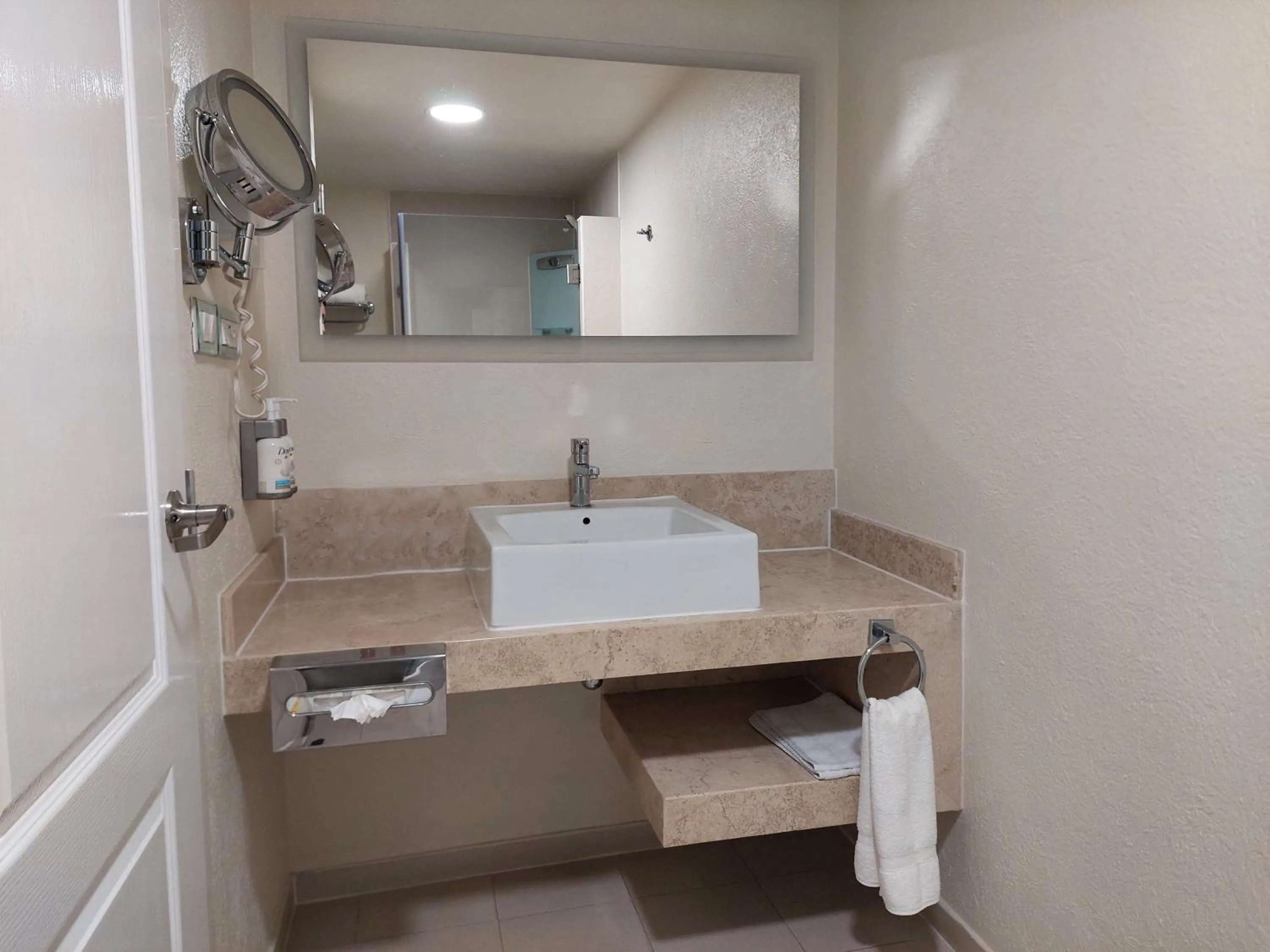 Bathroom in Holiday Inn Cuernavaca by IHG