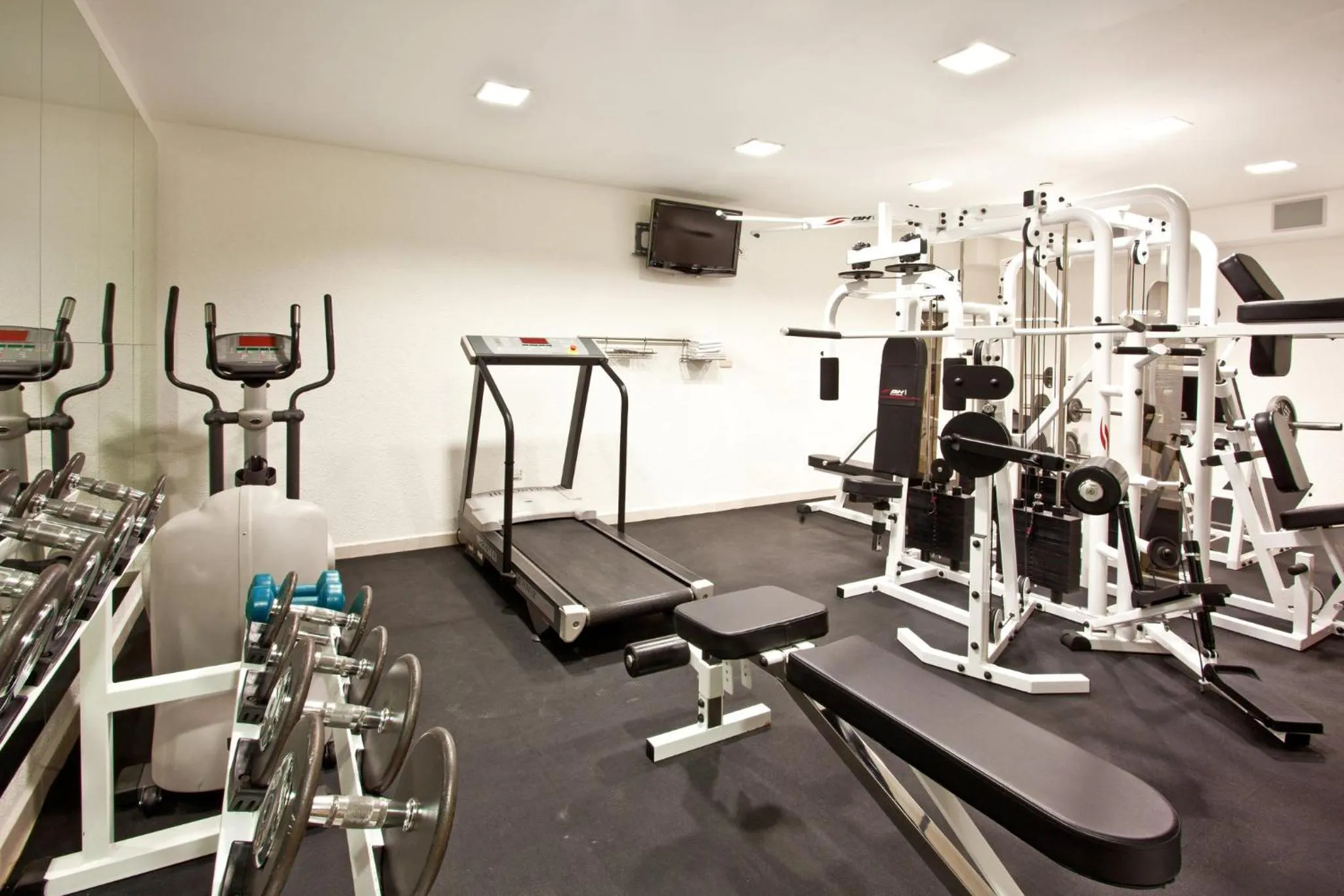 Fitness centre/facilities in Holiday Inn Cuernavaca by IHG