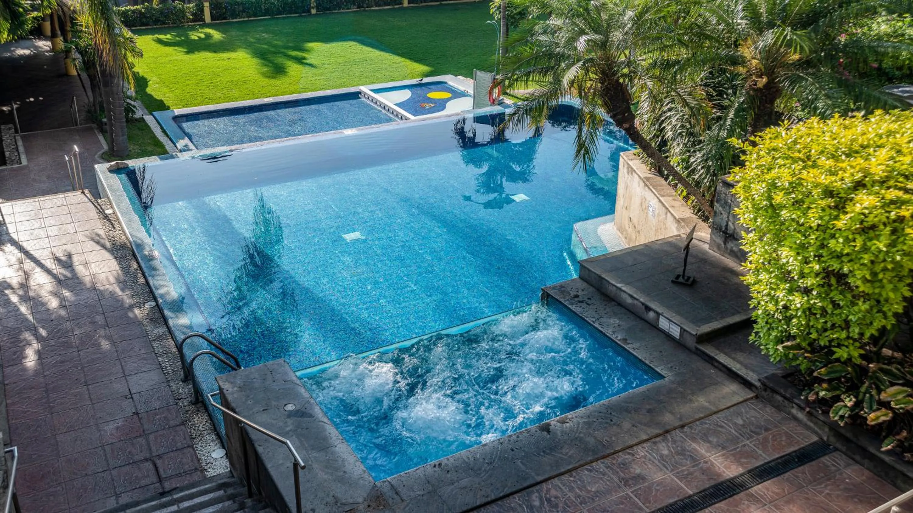 Swimming pool in Holiday Inn Cuernavaca by IHG