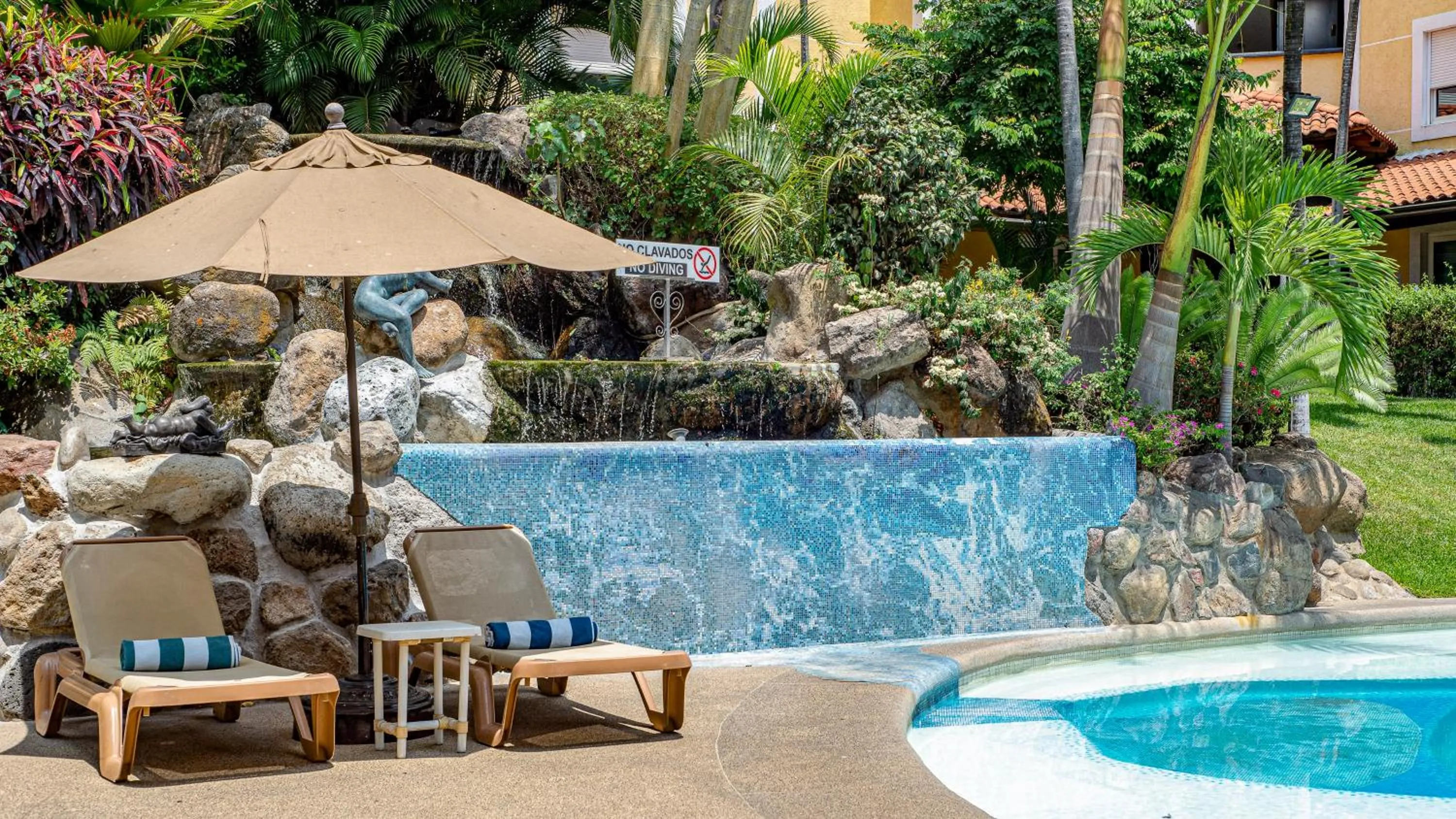 Swimming pool in Holiday Inn Cuernavaca by IHG