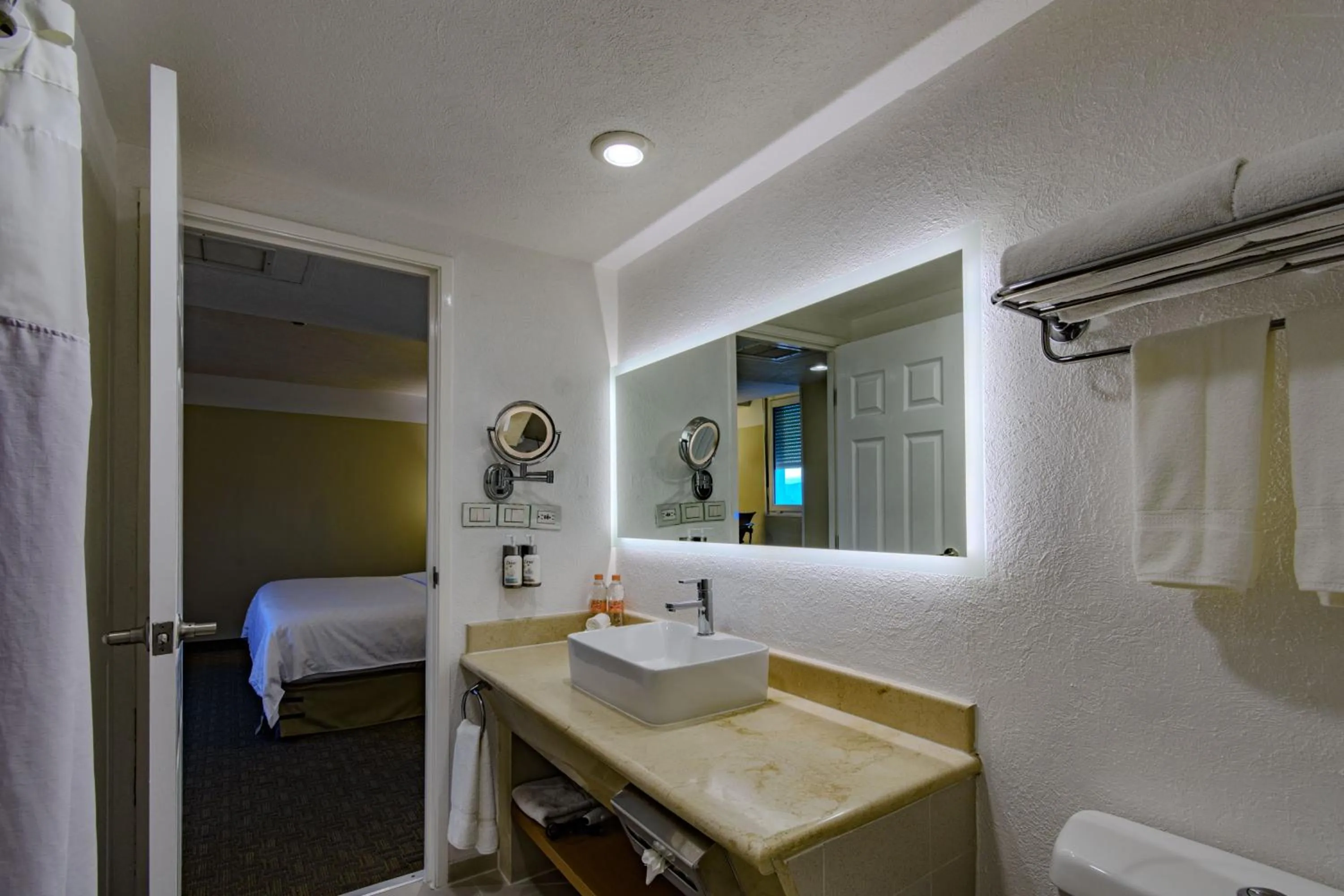 Bathroom, Bed in Holiday Inn Cuernavaca by IHG