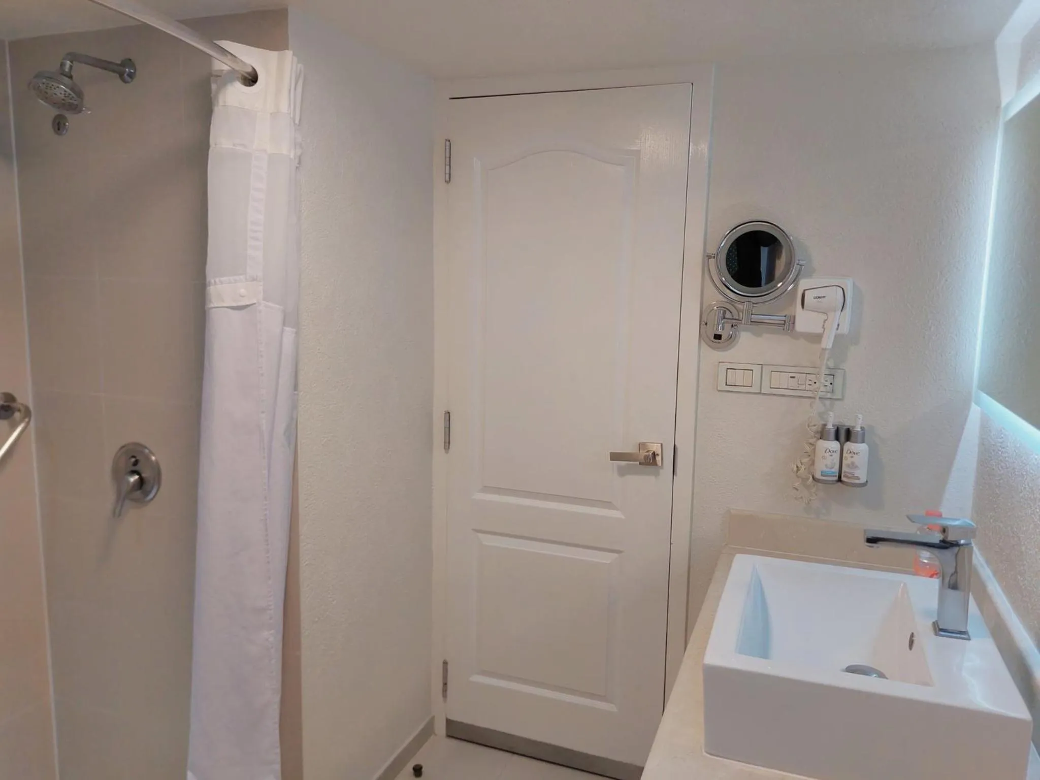 Bathroom in Holiday Inn Cuernavaca by IHG