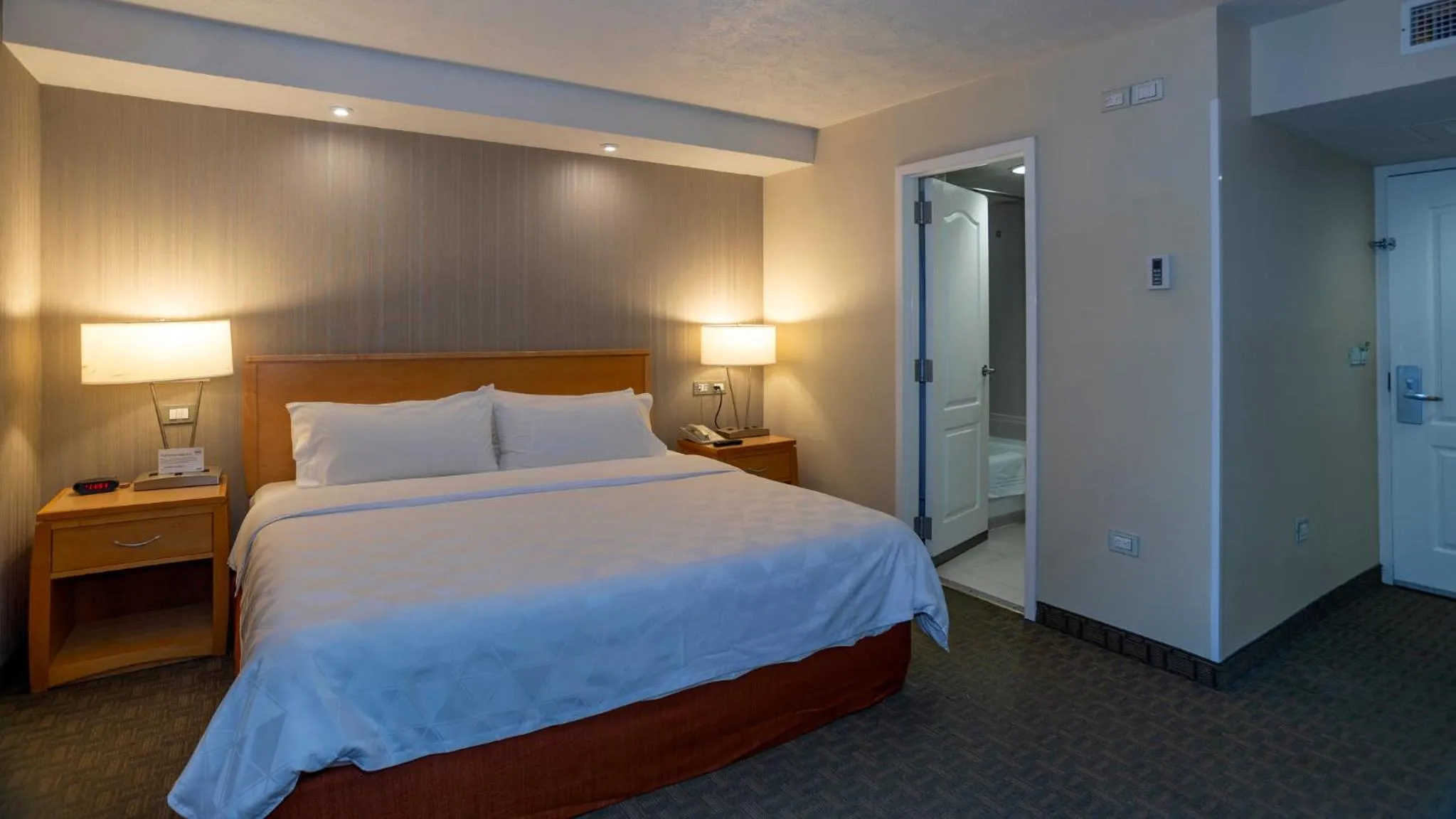 Photo of the whole room, Bed in Holiday Inn Cuernavaca by IHG